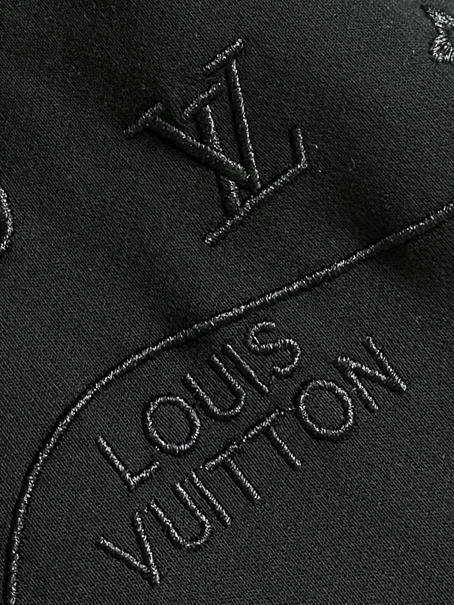 LV 2025SS早秋新款绣花连帽卫衣，面料采用26s双纱面和10s鱼鳞底面料，搭配380g罗纹与21s