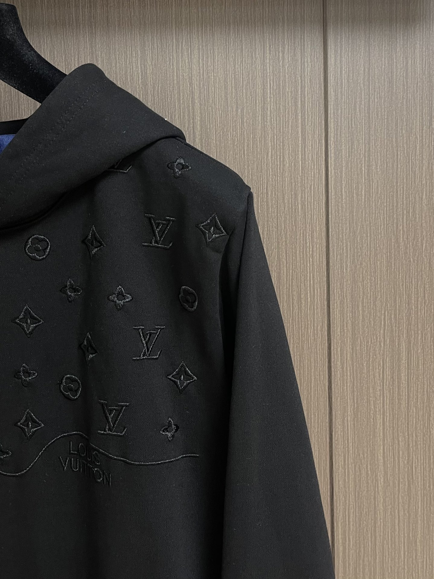 LV 2025SS早秋新款绣花连帽卫衣，面料采用26s双纱面和10s鱼鳞底面料，搭配380g罗纹与21s