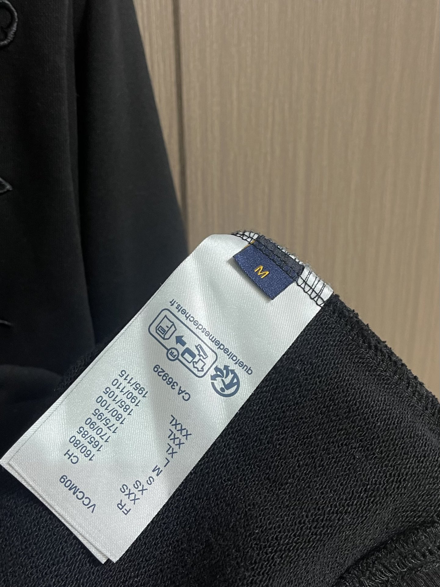 LV 2025SS早秋新款绣花连帽卫衣，面料采用26s双纱面和10s鱼鳞底面料，搭配380g罗纹与21s