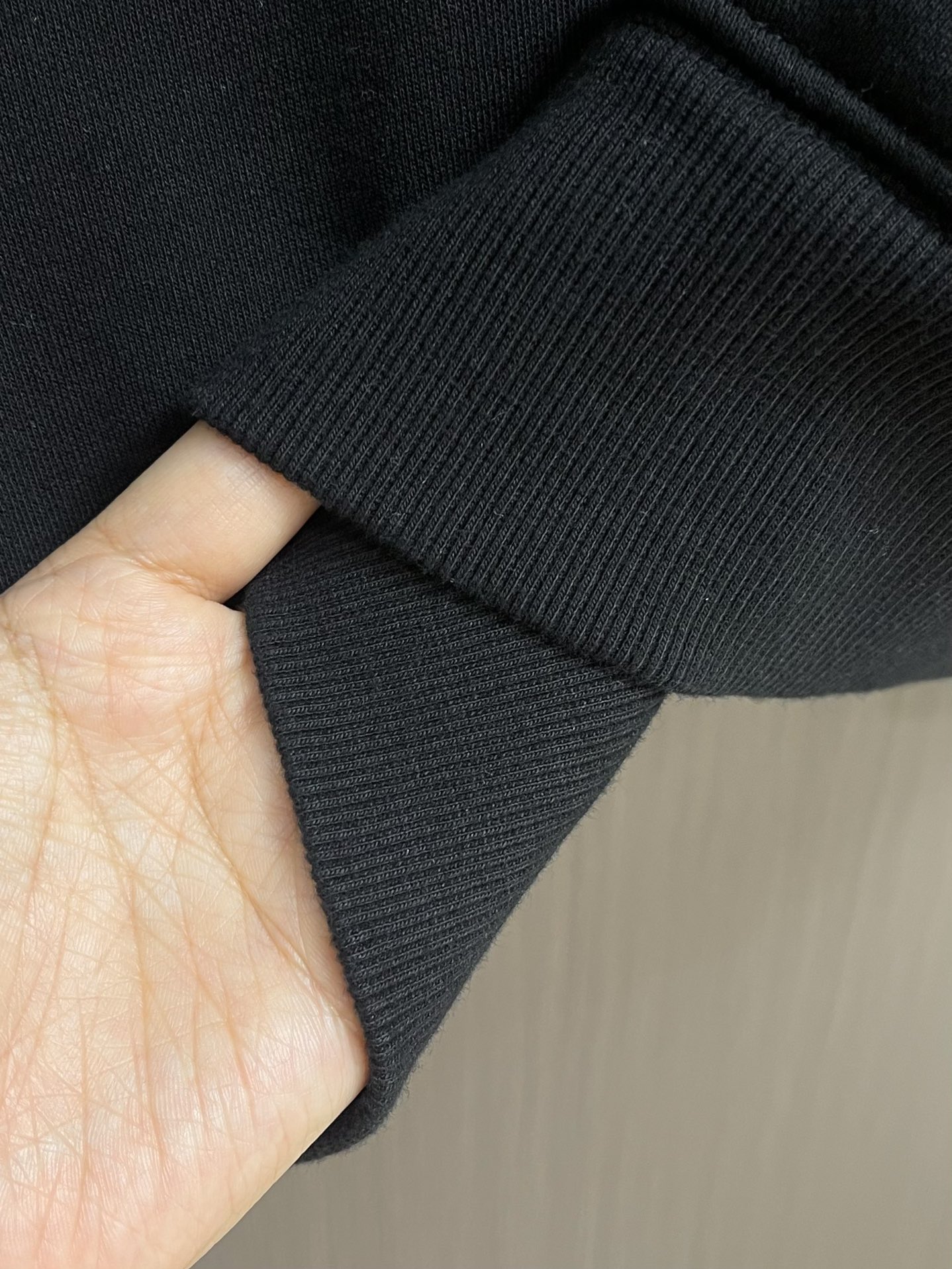 LV 2025SS早秋新款绣花连帽卫衣，面料采用26s双纱面和10s鱼鳞底面料，搭配380g罗纹与21s