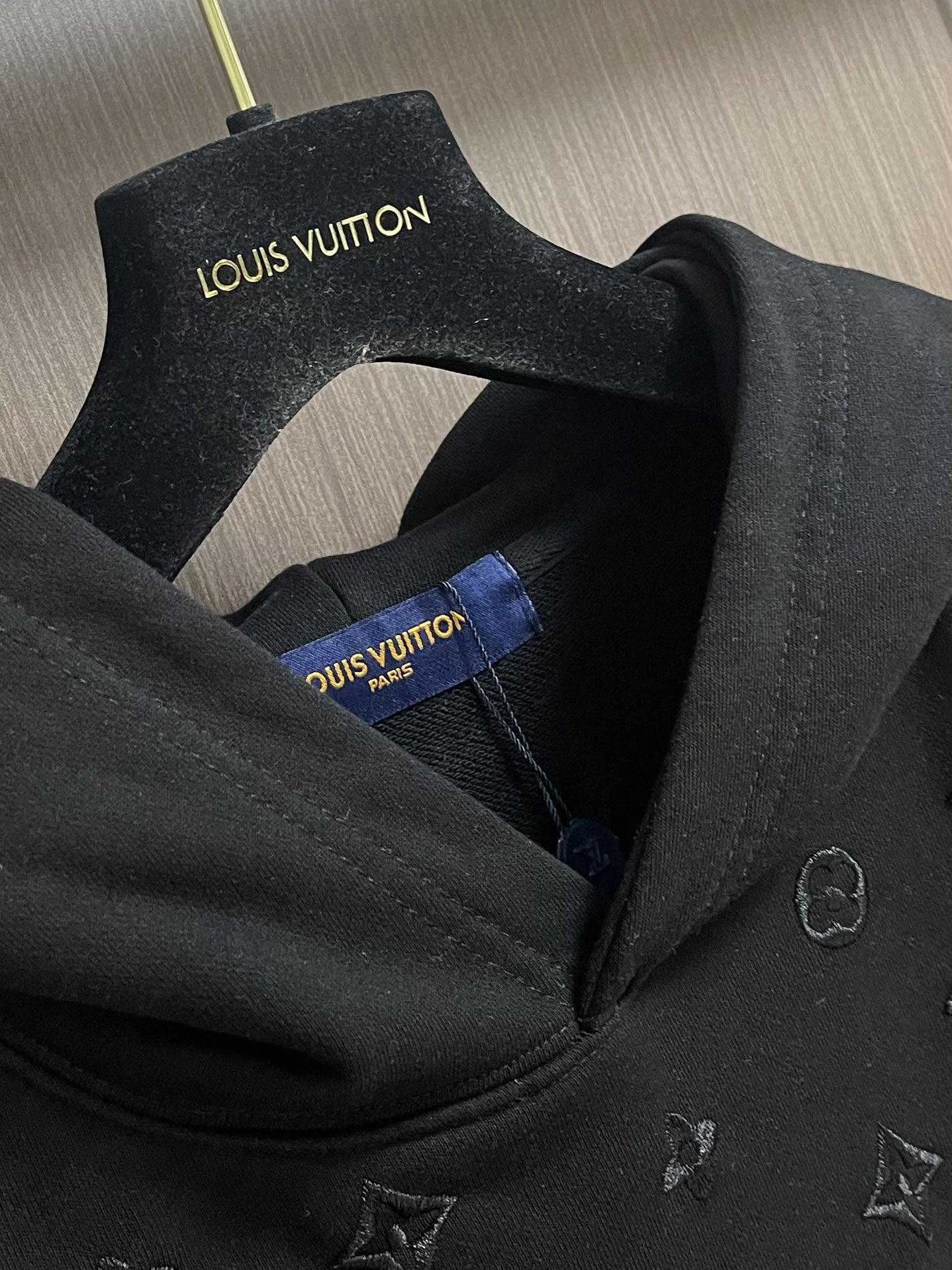 LV 2025SS早秋新款绣花连帽卫衣，面料采用26s双纱面和10s鱼鳞底面料，搭配380g罗纹与21s