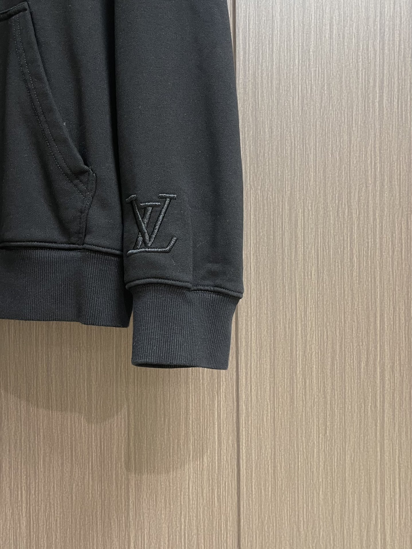 LV 2025SS早秋新款绣花连帽卫衣，面料采用26s双纱面和10s鱼鳞底面料，搭配380g罗纹与21s