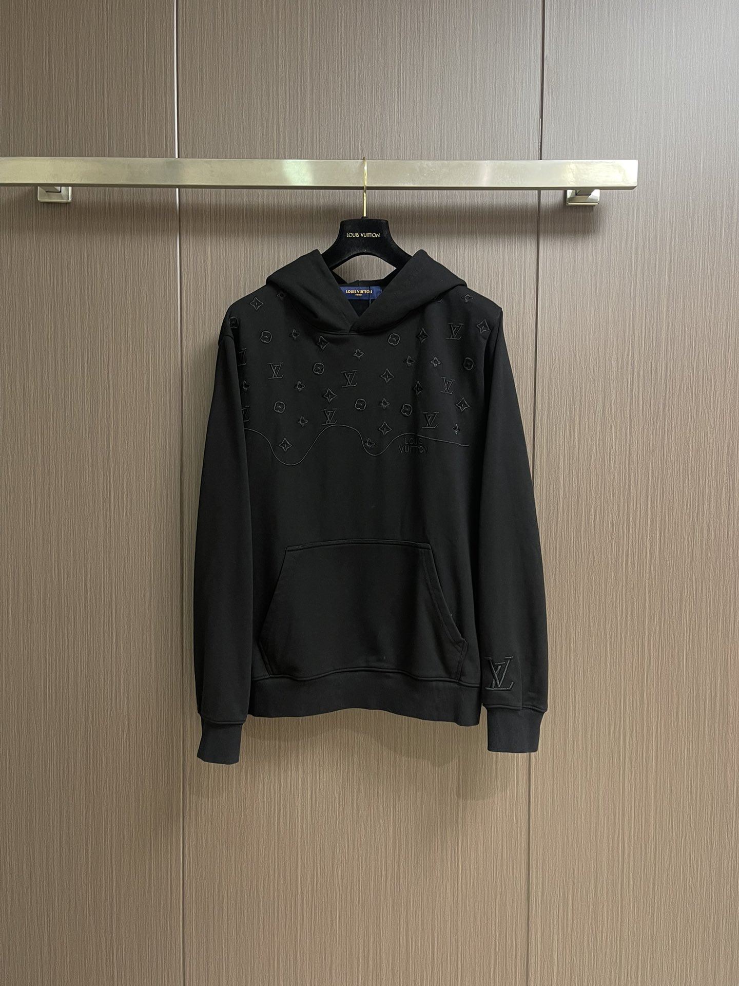 LV 2025SS早秋新款绣花连帽卫衣，面料采用26s双纱面和10s鱼鳞底面料，搭配380g罗纹与21s