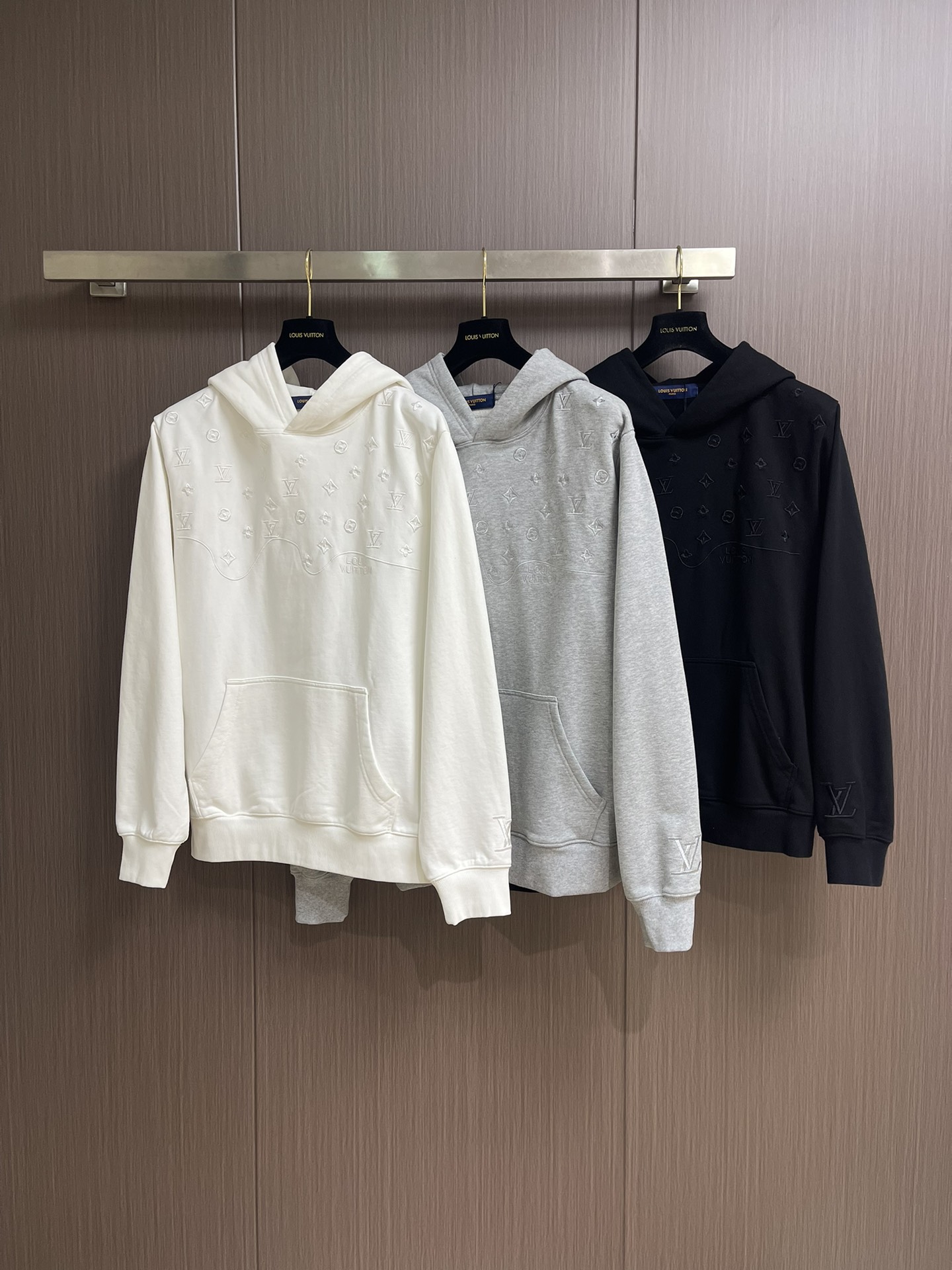 LV 2025SS早秋新款绣花连帽卫衣，面料采用26s双纱面和10s鱼鳞底面料，搭配380g罗纹与21s