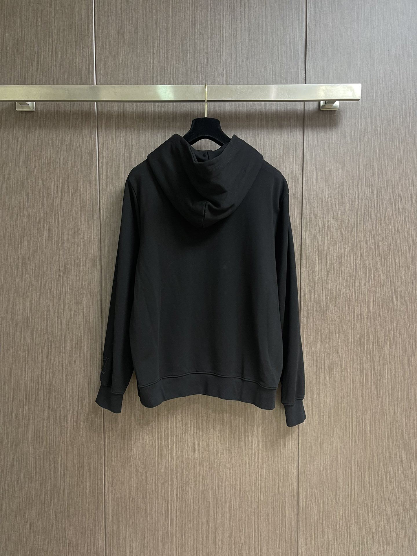 LV 2025SS早秋新款绣花连帽卫衣，面料采用26s双纱面和10s鱼鳞底面料，搭配380g罗纹与21s