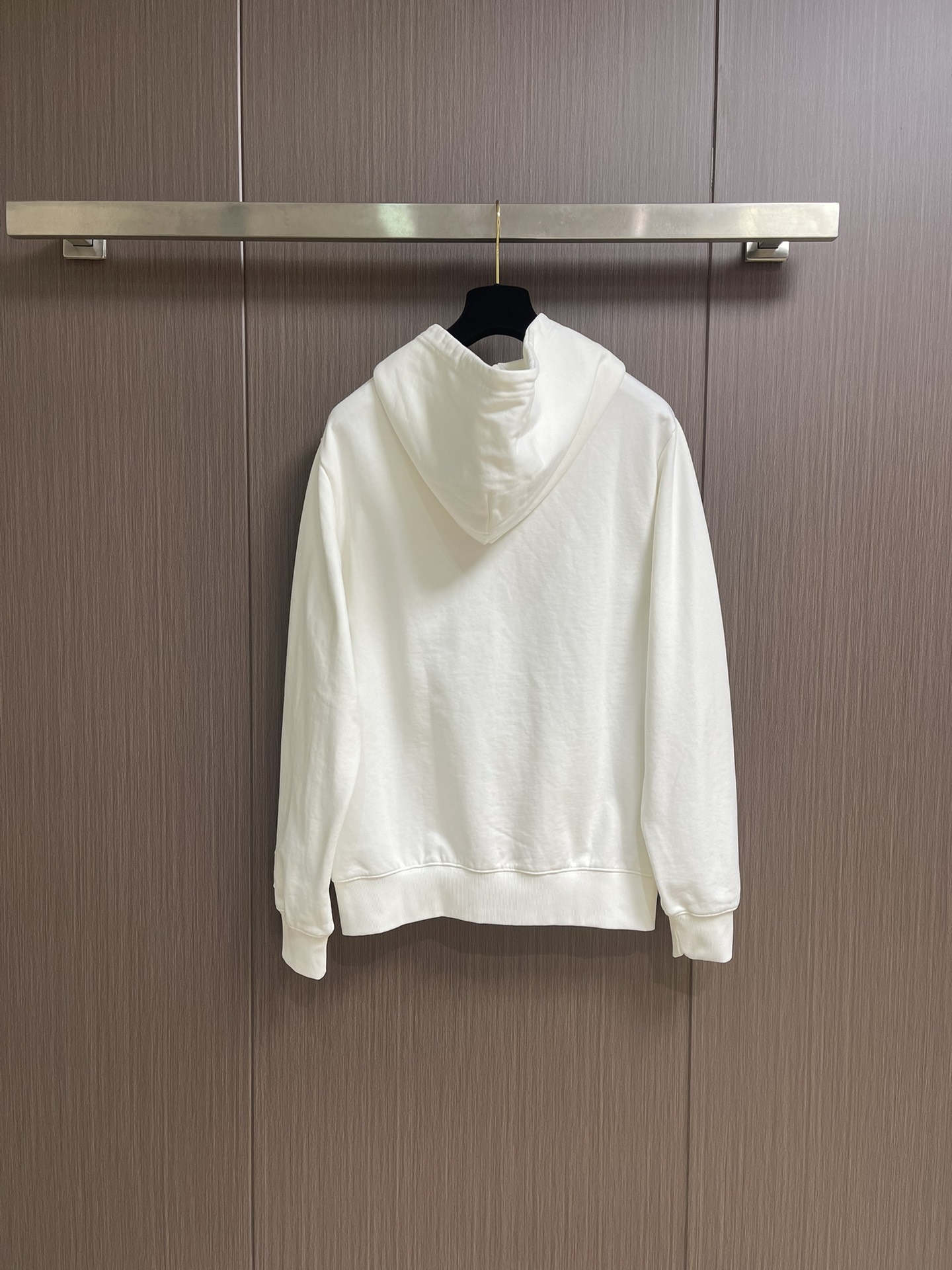 LV 2025SS早秋新款绣花连帽卫衣，面料采用26s双纱面和10s鱼鳞底面料，搭配380g罗纹与21s