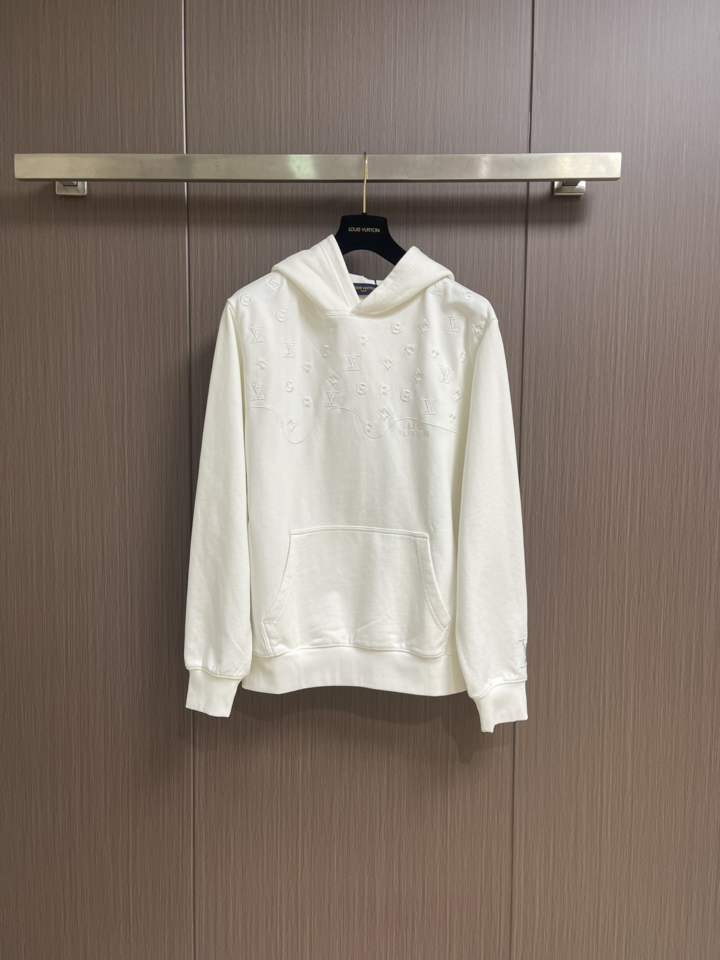 LV 2025SS早秋新款绣花连帽卫衣，面料采用26s双纱面和10s鱼鳞底面料，搭配380g罗纹与21s