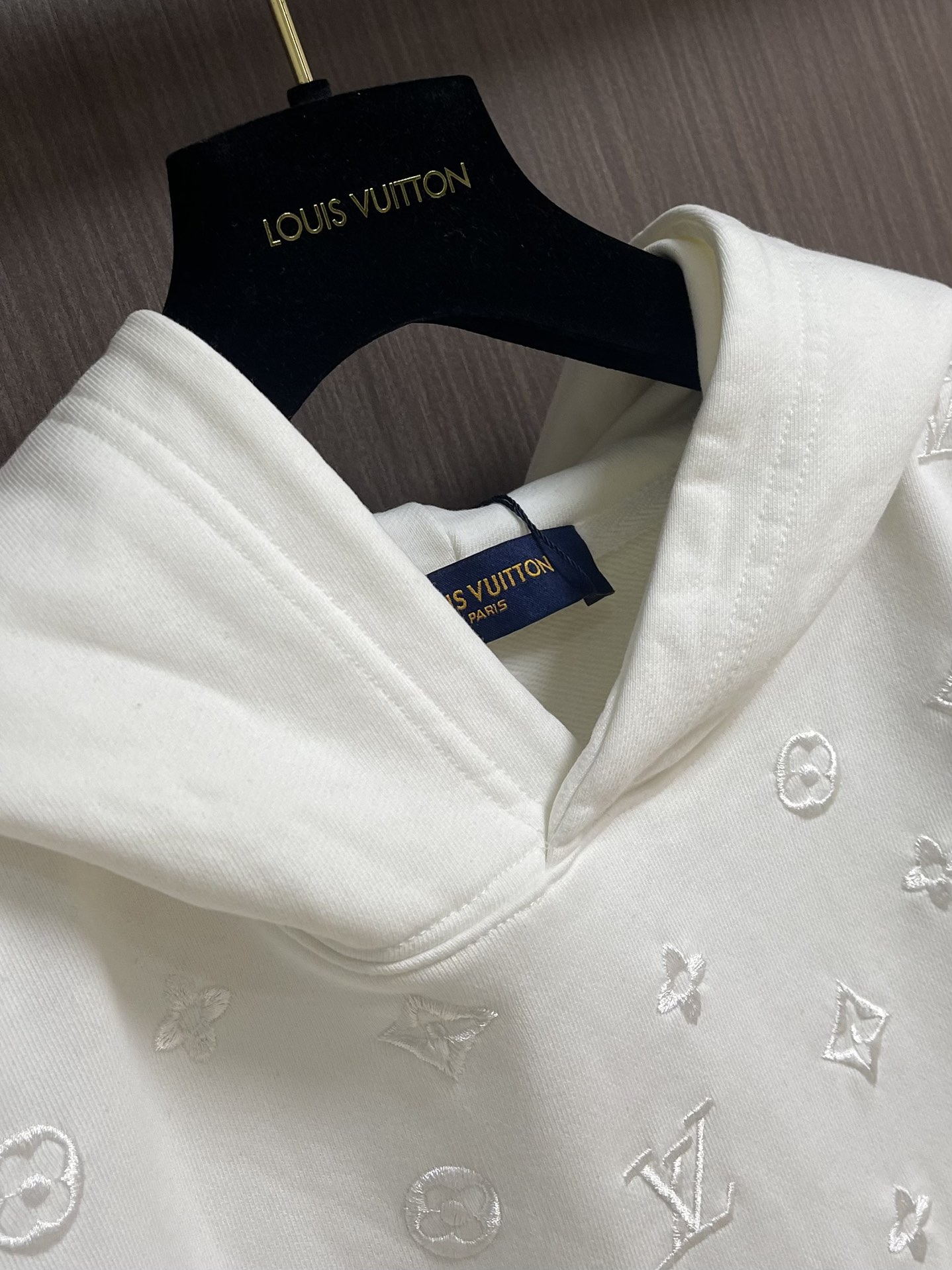 LV 2025SS早秋新款绣花连帽卫衣，面料采用26s双纱面和10s鱼鳞底面料，搭配380g罗纹与21s