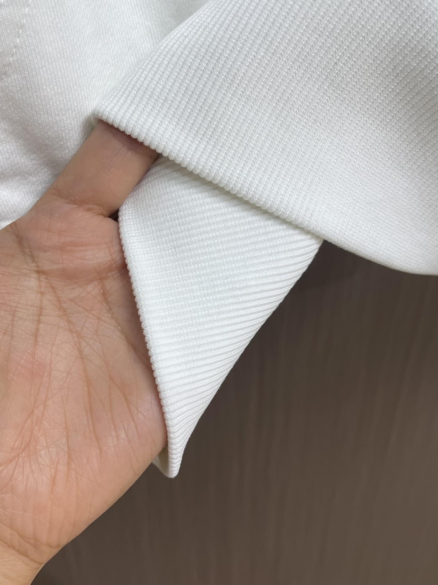 LV 2025SS早秋新款绣花连帽卫衣，面料采用26s双纱面和10s鱼鳞底面料，搭配380g罗纹与21s