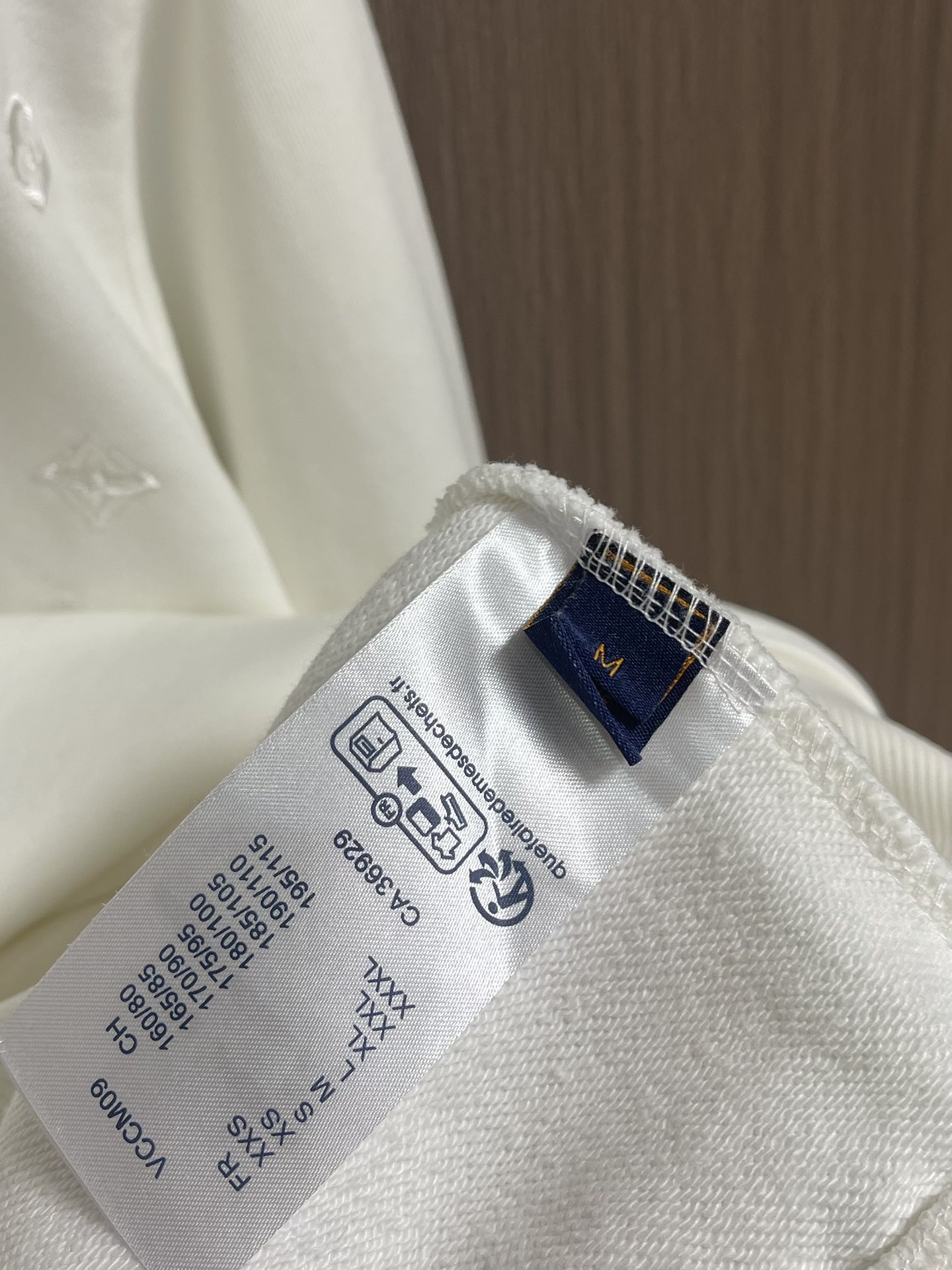 LV 2025SS早秋新款绣花连帽卫衣，面料采用26s双纱面和10s鱼鳞底面料，搭配380g罗纹与21s