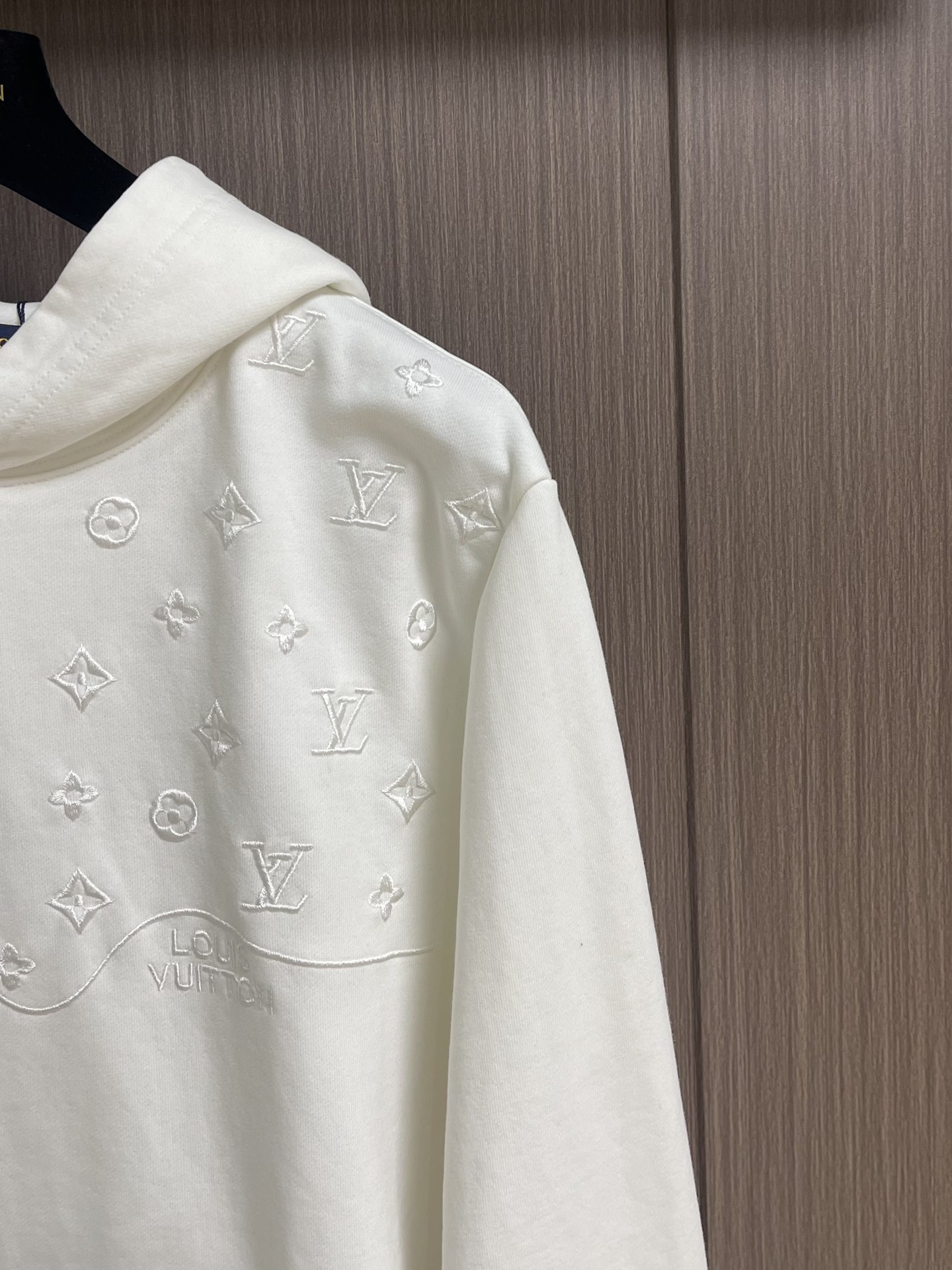 LV 2025SS早秋新款绣花连帽卫衣，面料采用26s双纱面和10s鱼鳞底面料，搭配380g罗纹与21s