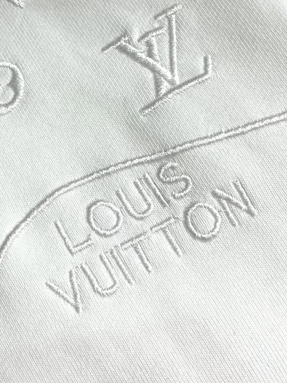 LV 2025SS早秋新款绣花连帽卫衣，面料采用26s双纱面和10s鱼鳞底面料，搭配380g罗纹与21s