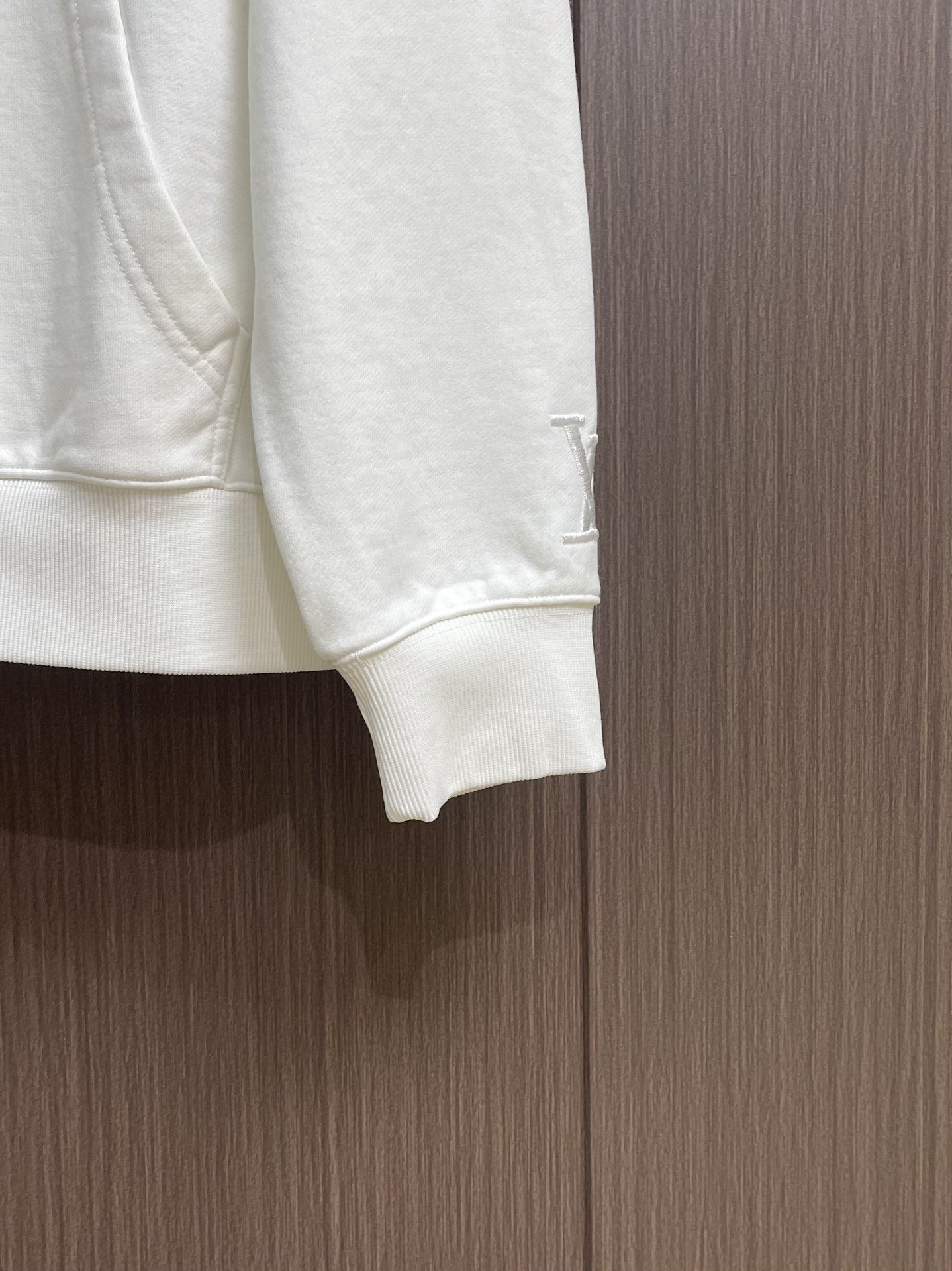 LV 2025SS早秋新款绣花连帽卫衣，面料采用26s双纱面和10s鱼鳞底面料，搭配380g罗纹与21s