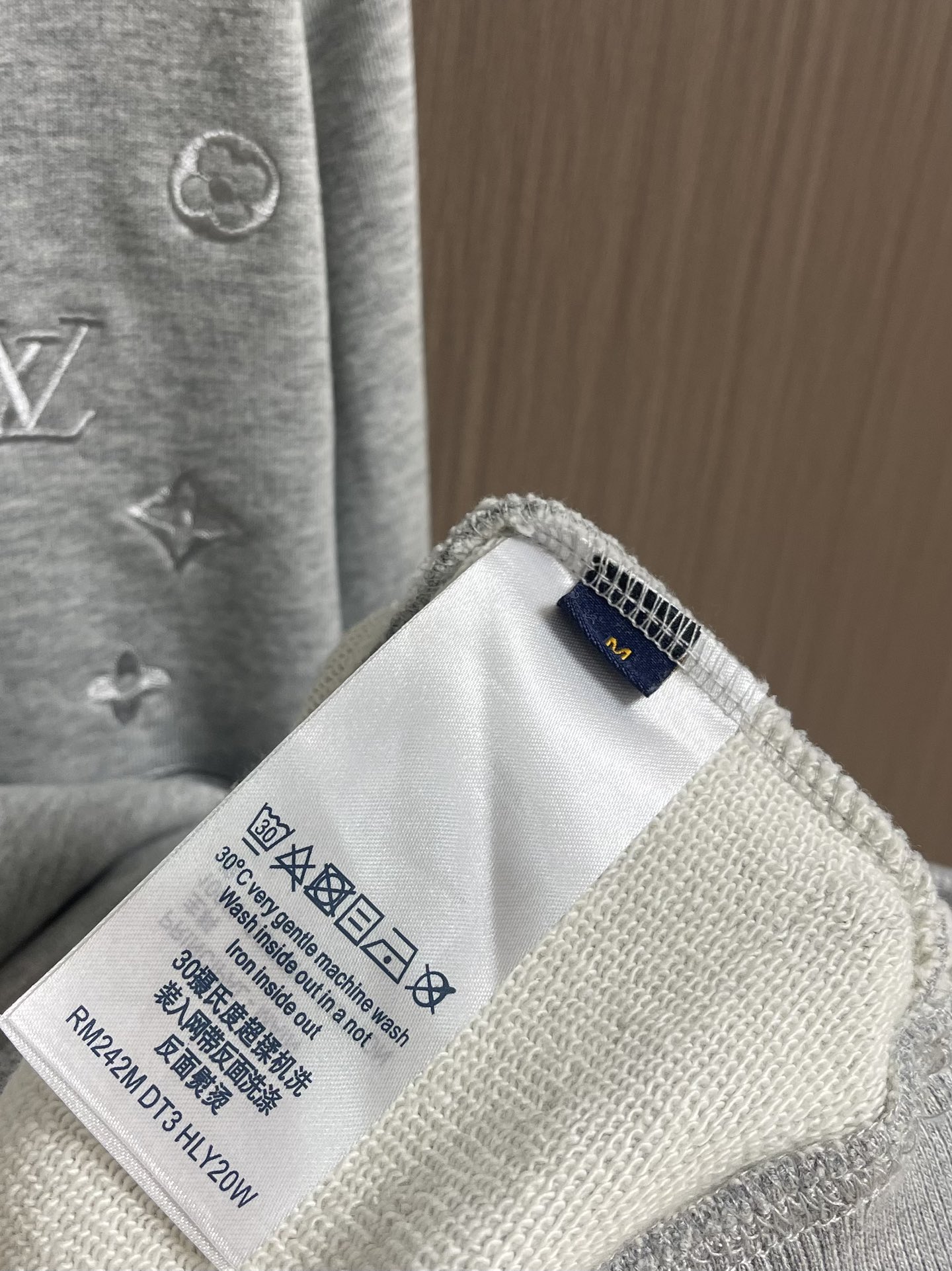 LV 2025SS早秋新款绣花连帽卫衣，面料采用26s双纱面和10s鱼鳞底面料，搭配380g罗纹与21s