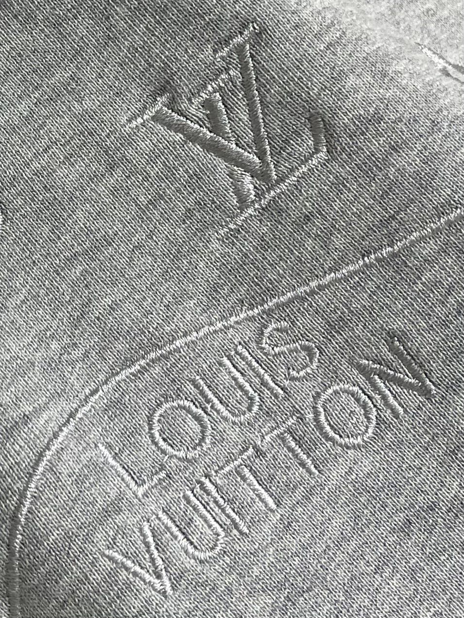 LV 2025SS早秋新款绣花连帽卫衣，面料采用26s双纱面和10s鱼鳞底面料，搭配380g罗纹与21s