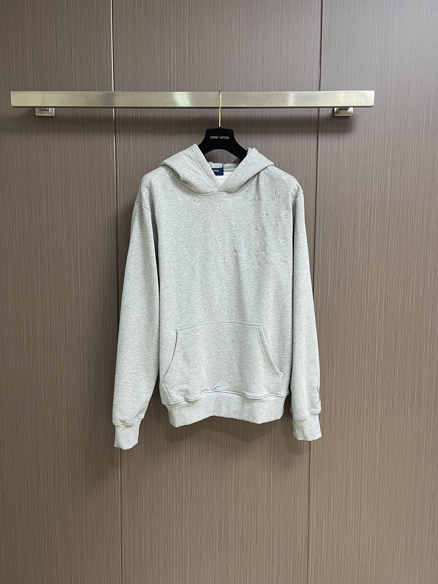 NO:537654,LV 2025SS early autumn new embroidered hooded sweatshirt, the fabric is made of 26s double yarn surface and 10s fish scale bottom fabric, and matched with 380g ribs and 21s double yarn pull-up frames, not only ensures the texture and warmth of the clothes, but also demonstrates quality in the details. The front vuitton embroidery craftsmanship adds a bright color to the simple design. The use of terry fish scale bottom fabric makes the clothes feel softer and thicker, with good water absorption and warmth. Overall, this hoodie is not only fashionable and versatile, but also shows high-quality craftsmanship and design in the details. Size S-XL Size bust 116cm long 71cm shoulder width 52cm M size bust 120cm long 73cm shoulder width 54cm L size bust 124cm long 75cm  Shoulder width 56cm XL size bust 128cm 77cm Shoulder width 58cm, louis vuitton, hoodie, sweatshirts, hats, alexander wang19860909LV 2025SS早秋新款绣花连帽卫衣,面料采用26s双纱面和10s鱼鳞底面料,搭配380g罗纹与21s双纱拉架,不仅确保了衣物的质感与保暖性,更在细节处彰显品质,正面的vuitton刺绣工艺精细,为简约设计增添了一抹亮色,而毛圈鱼鳞底面料的运用,则让衣物手感更加松软、厚实,具备良好的吸水性和保暖性,整体而言,这款连帽衫不仅时尚百搭,更在细节处展现了高品质的工艺与设计.尺码S-XL S码胸围116cm 衣长71cm 肩宽52cm M码胸围120cm 衣长73cm 肩宽54cm L码胸围124cm 衣长75cm 肩宽56cm XL码胸围128cm衣长77cm 肩宽58cm,,louis vuitton,hoodie,sweatshirts,hats,alexander wang,Men's clothing