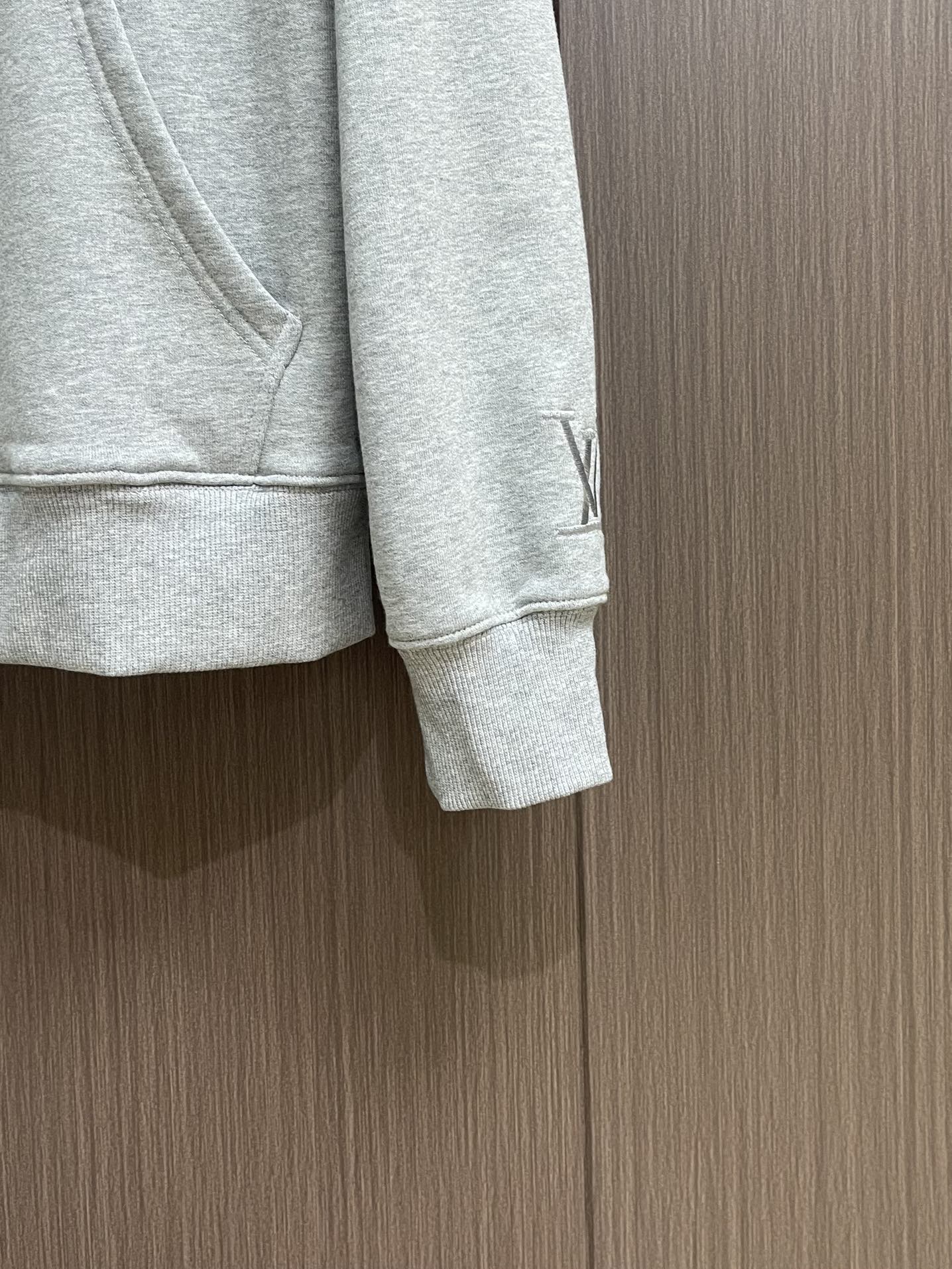 LV 2025SS早秋新款绣花连帽卫衣，面料采用26s双纱面和10s鱼鳞底面料，搭配380g罗纹与21s