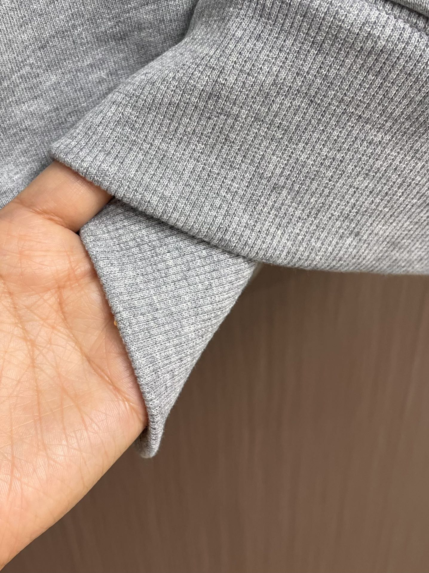 LV 2025SS早秋新款绣花连帽卫衣，面料采用26s双纱面和10s鱼鳞底面料，搭配380g罗纹与21s