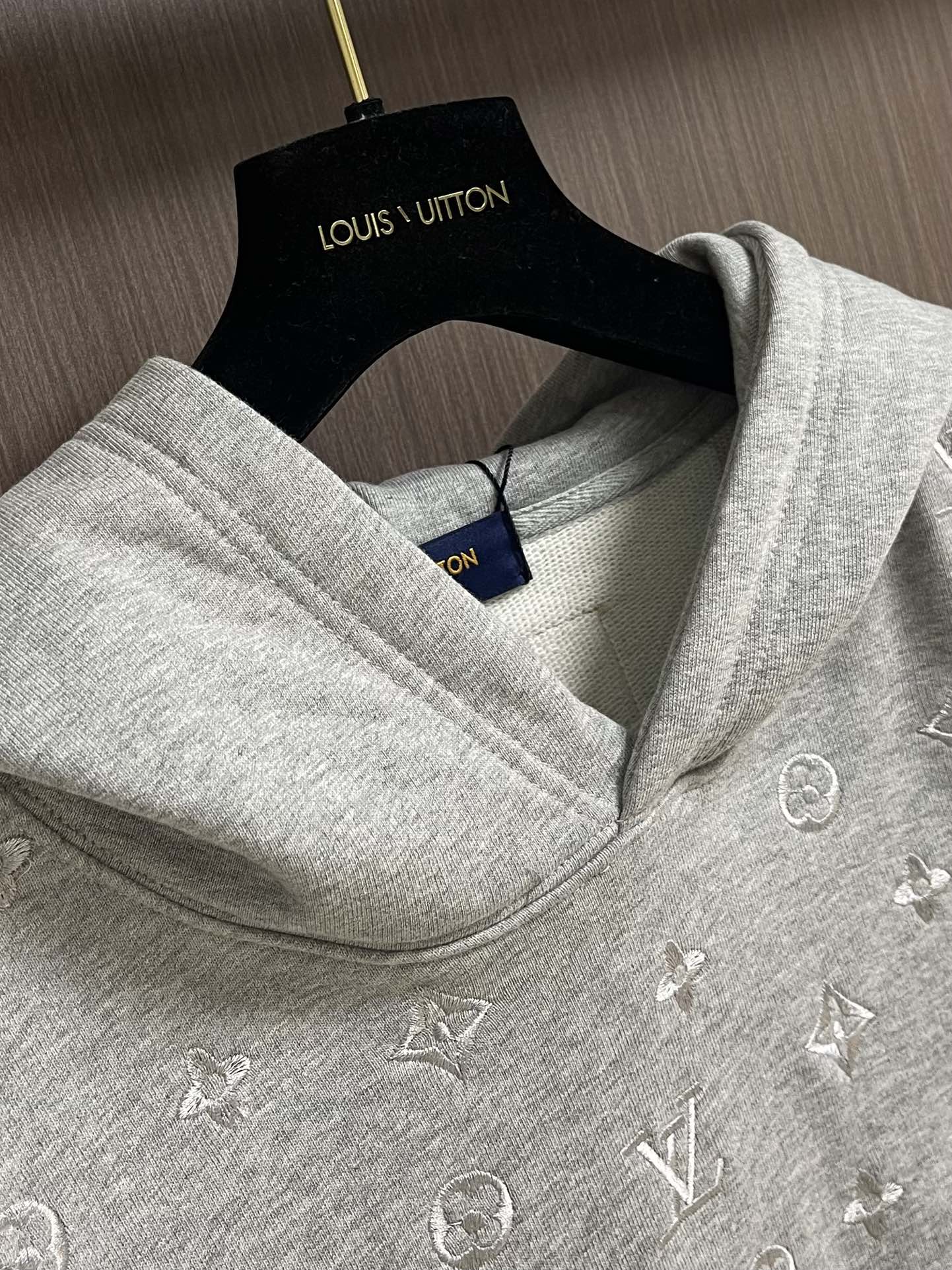 LV 2025SS早秋新款绣花连帽卫衣，面料采用26s双纱面和10s鱼鳞底面料，搭配380g罗纹与21s