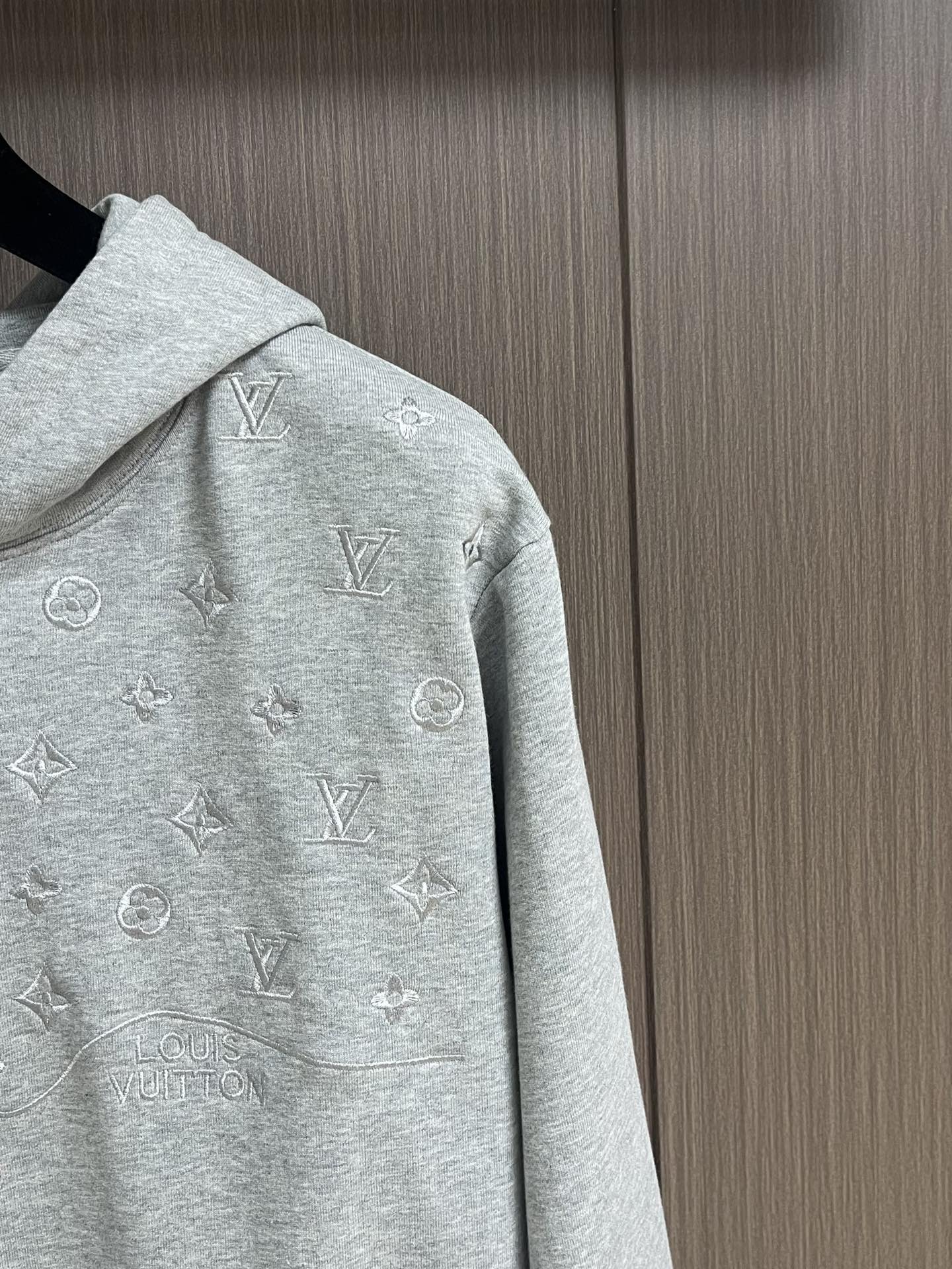 LV 2025SS早秋新款绣花连帽卫衣，面料采用26s双纱面和10s鱼鳞底面料，搭配380g罗纹与21s