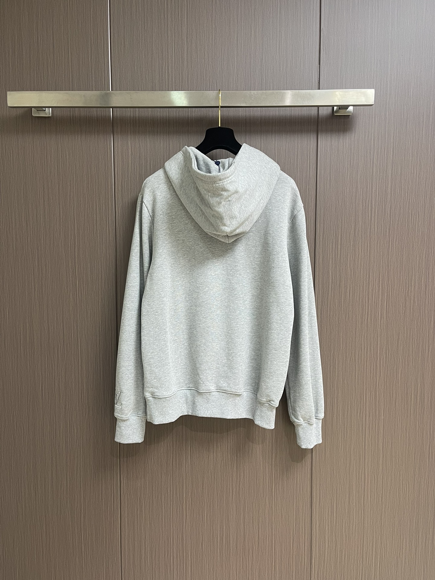 LV 2025SS早秋新款绣花连帽卫衣，面料采用26s双纱面和10s鱼鳞底面料，搭配380g罗纹与21s