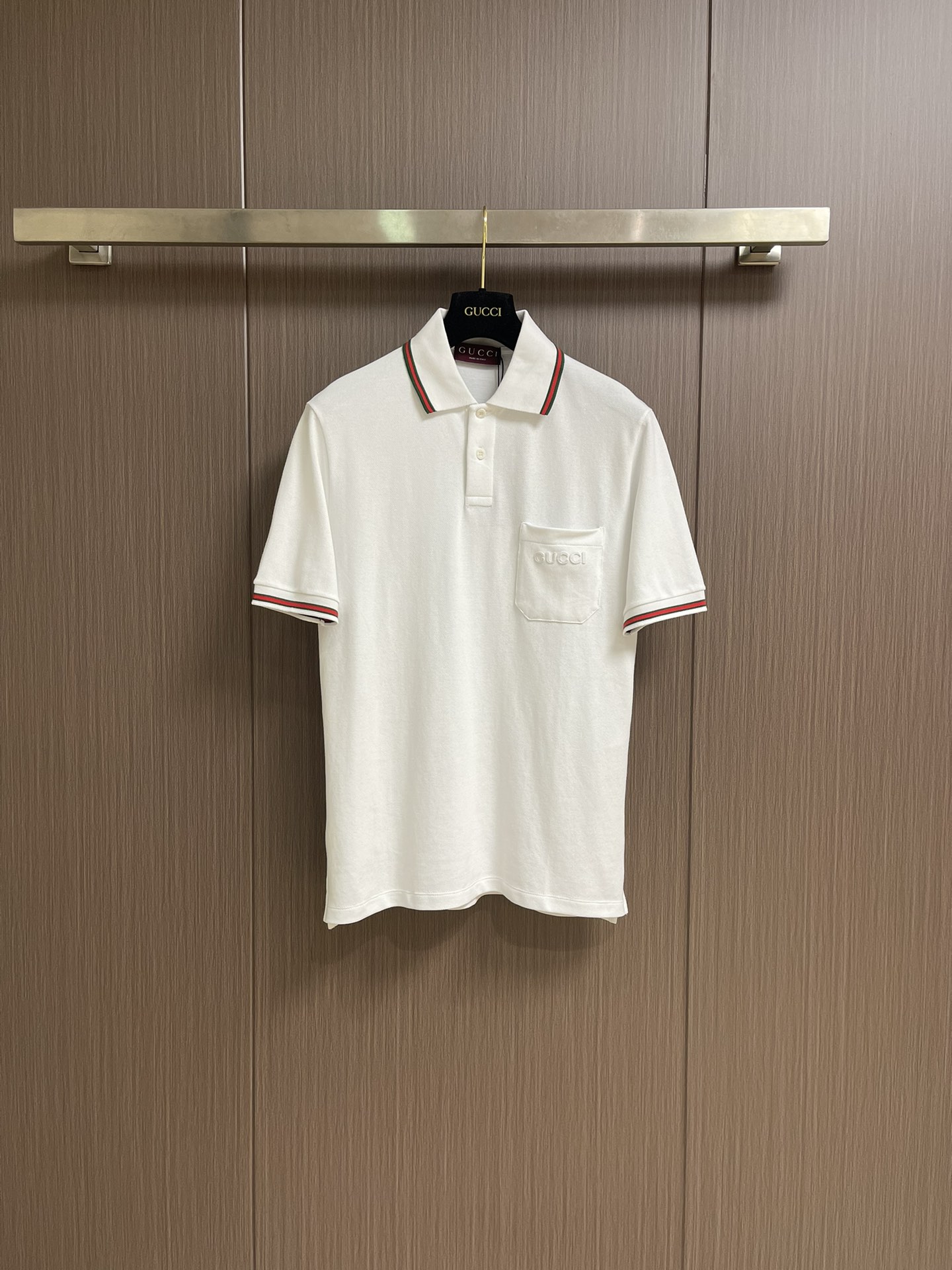 NO:538711,GUCCI 2025Ss new bead flooring short-sleeved POLO shirt custom-made triangular bead flooring, full of texture, comfortable skin, dark blue elegant charm, quiet and elegant, with logo words on the front on the chest, like a noble badge, colored edge threads as embellished like finishing touch, inject vitality and exquisiteness, simple and not simple, self-contained Size XS-L,,gucci,T-shirt,alexander wang19860909GUCCI 2025Ss新款珠地棉短袖POLO衫 定制三角珠层雅致珠地棉 质感十足 舒适贴肤 深蓝雅韵 静谧而优雅 正面饰有标识字样展于胸前 如同贵族徽章 彩边螺纹为缀 如同点睛之笔 注入活力与精致感 简约不简 风范自成 尺码XS-L,,gucci,T-shirt,alexander wang,Men's clothing