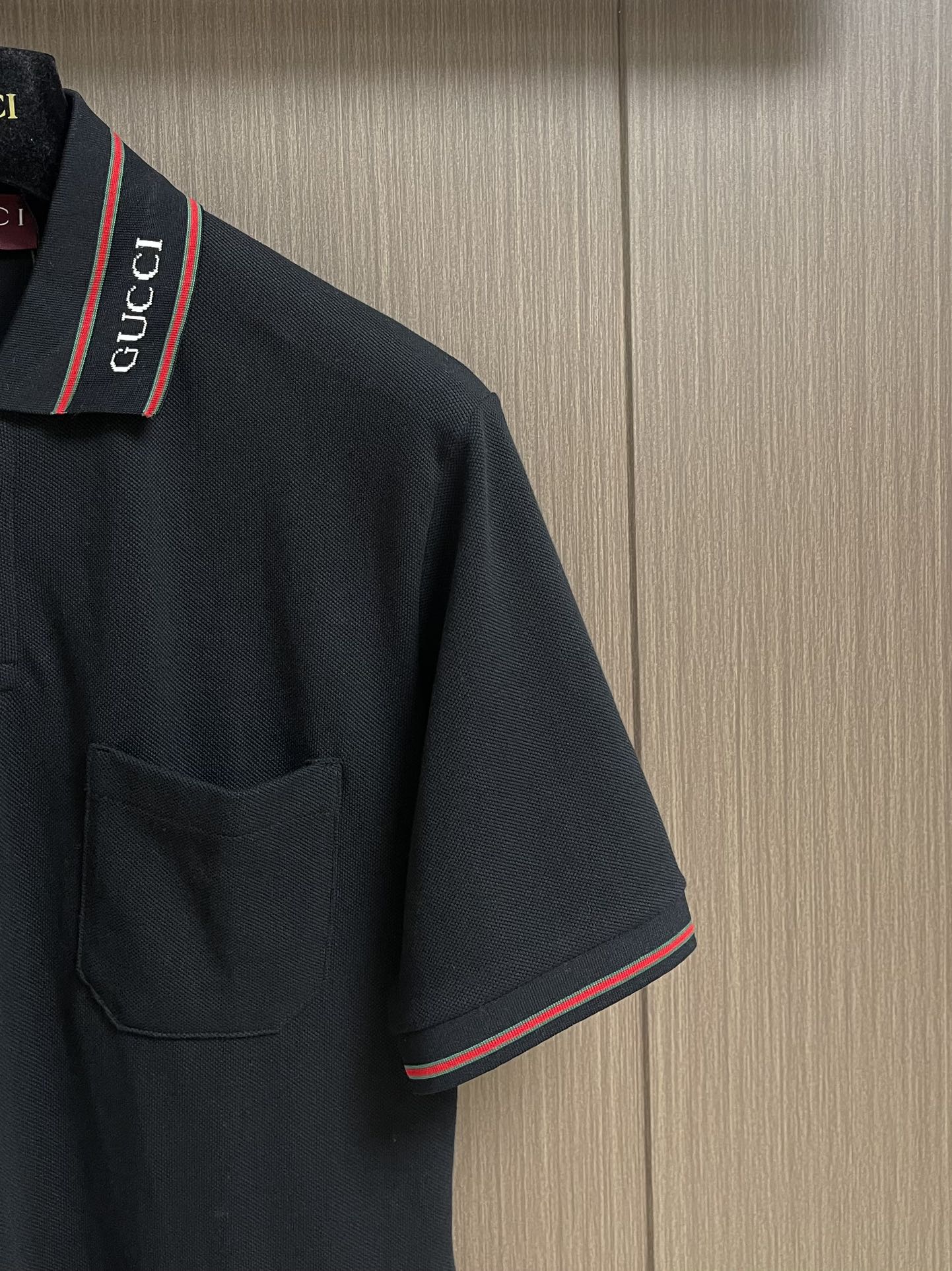 GUCCI 徽标领口短袖POLO，采用定制高密度珠地面料，克重240g，经过12道水洗工序＋高温定型，不