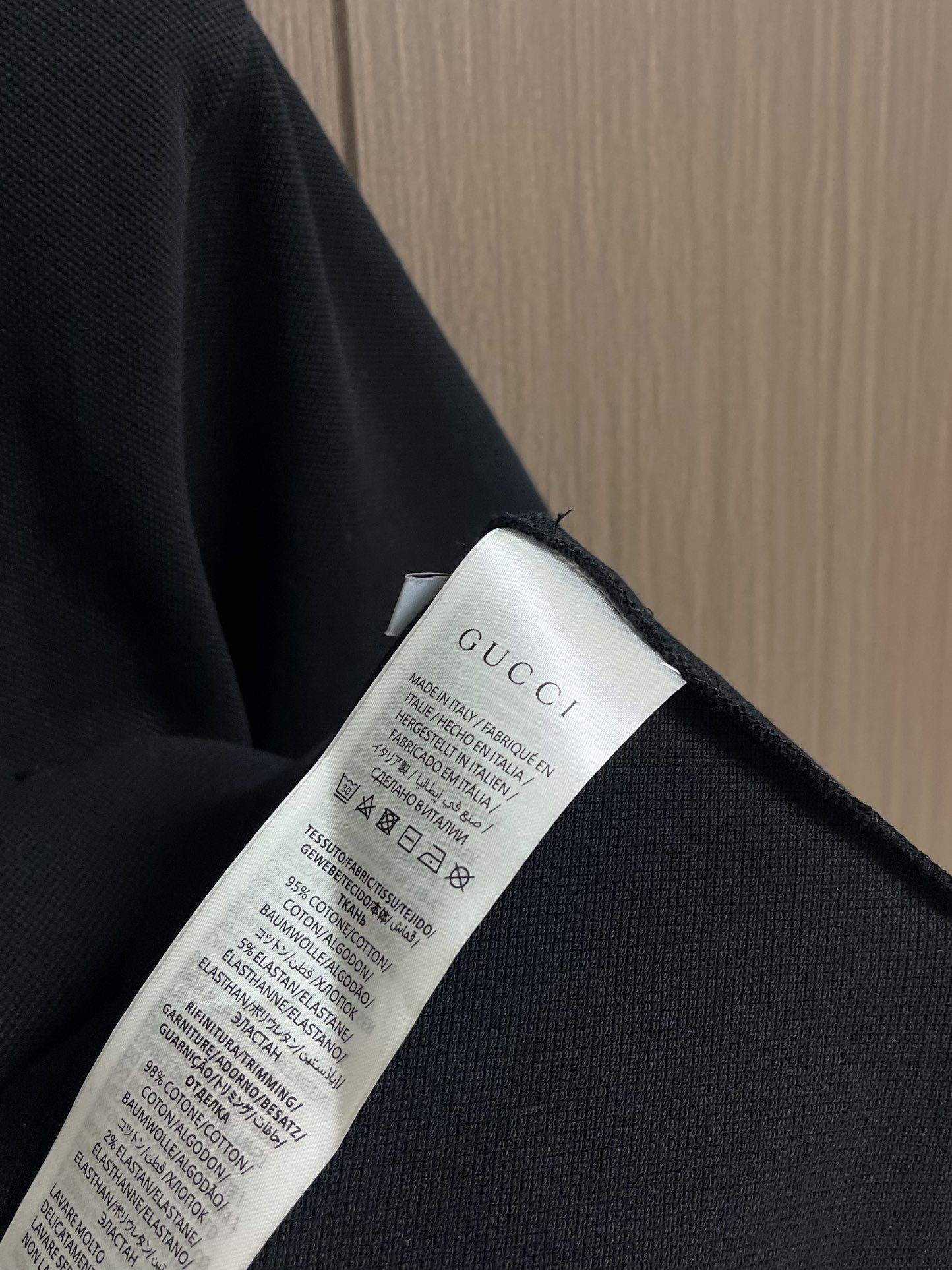 GUCCI 徽标领口短袖POLO，采用定制高密度珠地面料，克重240g，经过12道水洗工序＋高温定型，不