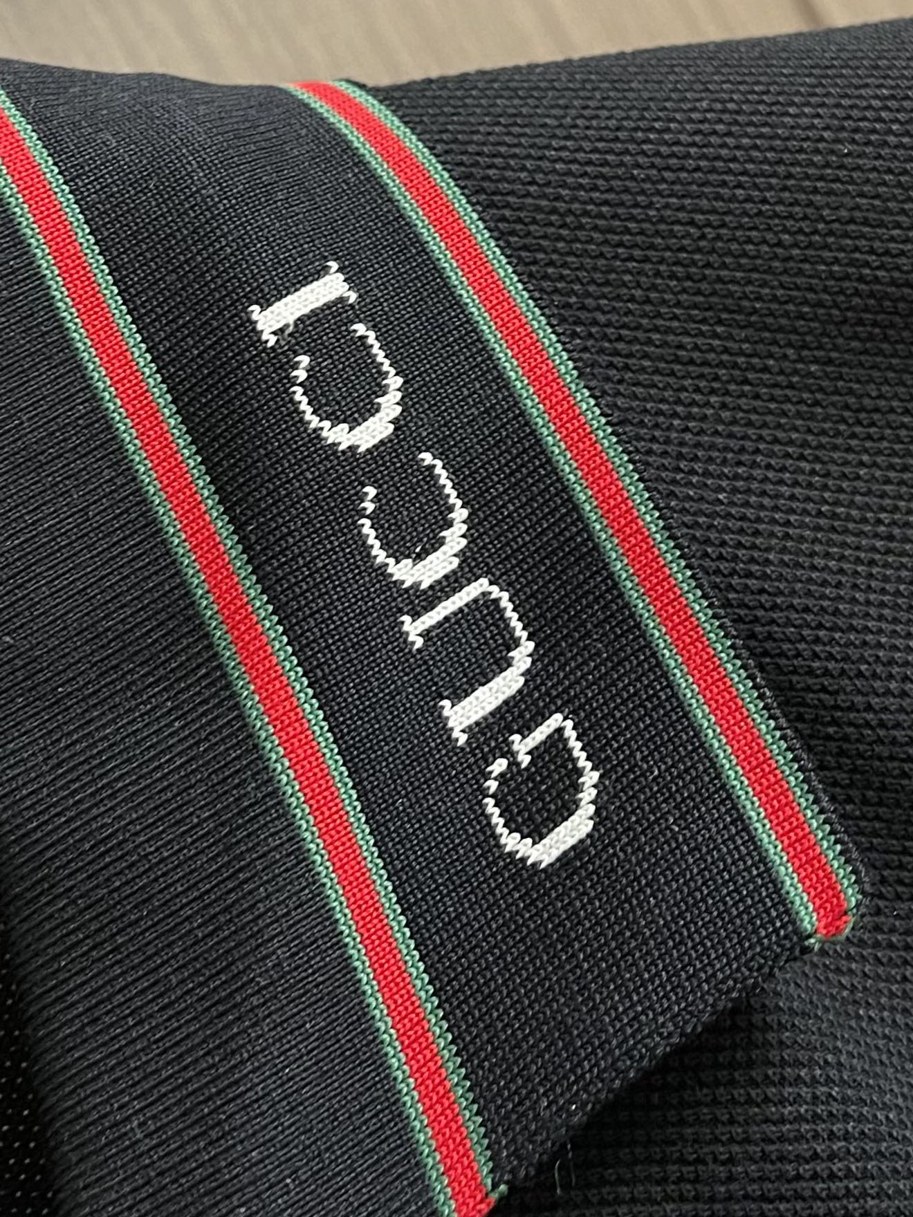GUCCI 徽标领口短袖POLO，采用定制高密度珠地面料，克重240g，经过12道水洗工序＋高温定型，不