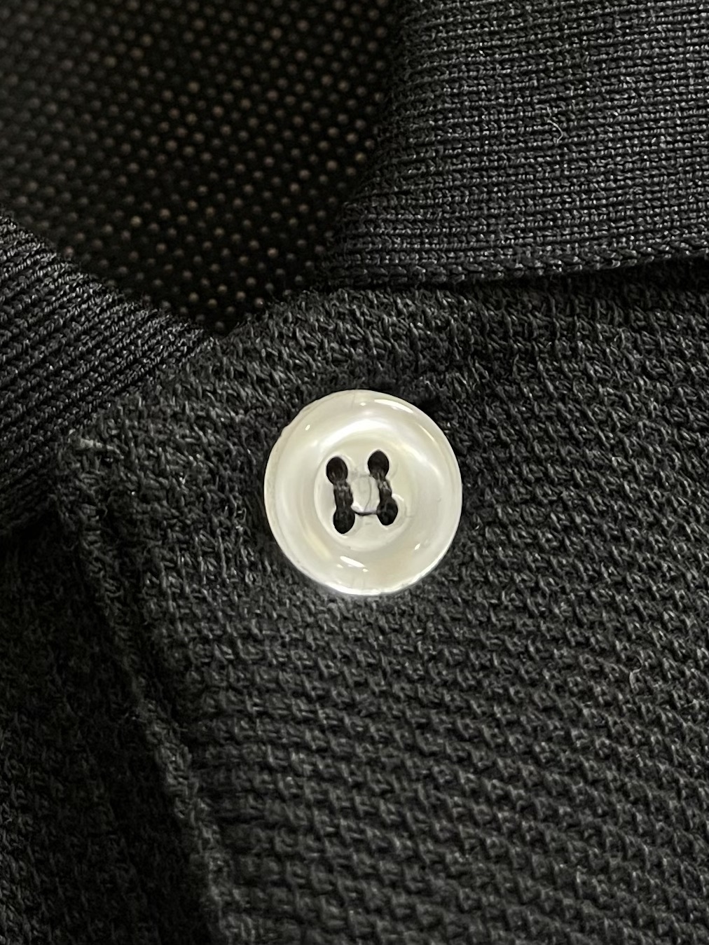 GUCCI 徽标领口短袖POLO，采用定制高密度珠地面料，克重240g，经过12道水洗工序＋高温定型，不