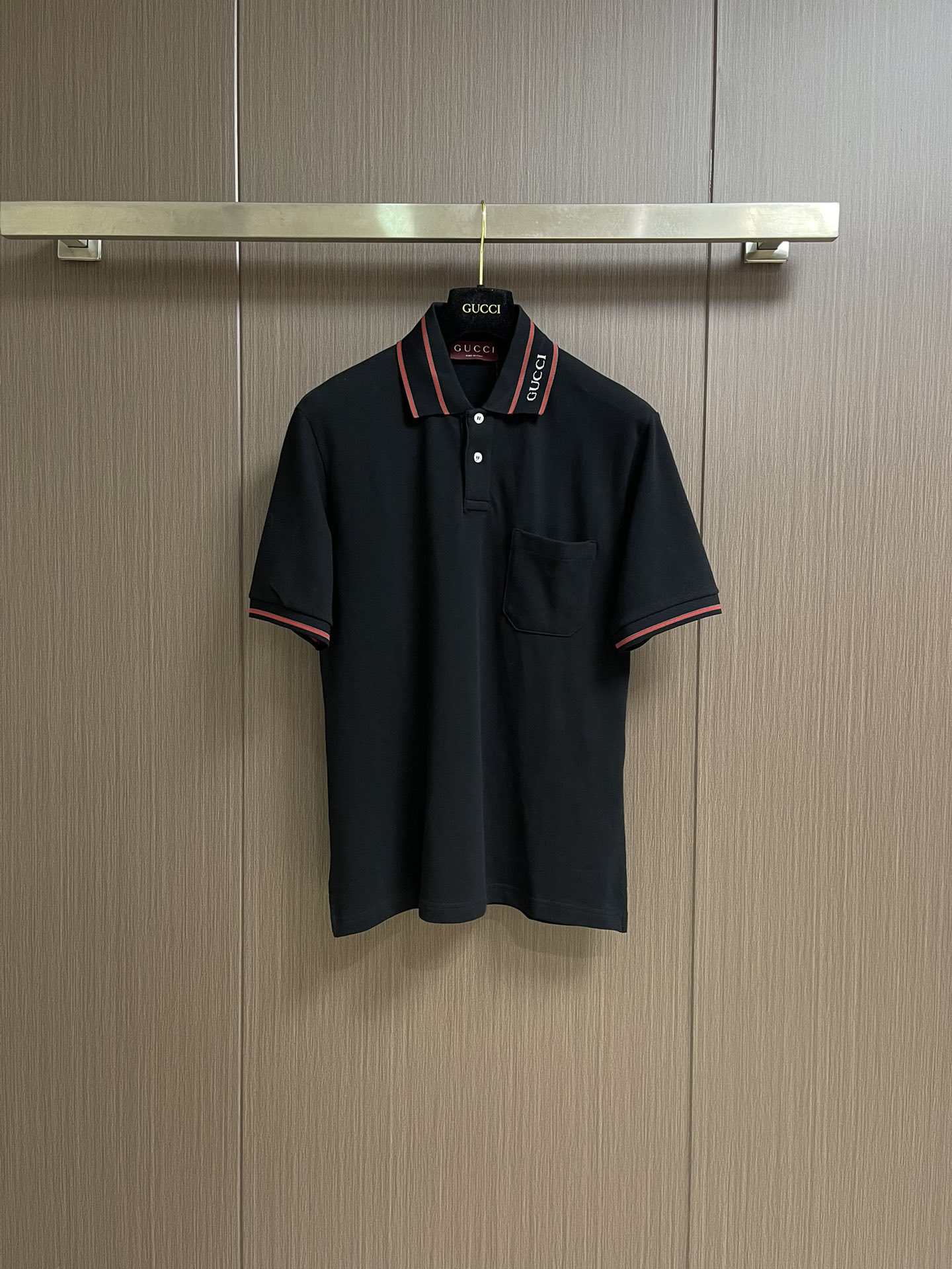 NO:538714,GUCCI logo neckline short-sleeved POLO, using customized high-density bead floor fabric, weighing 240g, after 12 washing processes + high-temperature shaping, it does not deform or shrink, the neckline letter logo pattern is embellished, outlined with 0.3mm extremely fine embroidery thread, each button is exclusively customized for opening molds, control high-end business places, customized auxiliary materials, complete three standards, the same style as men and women!  Size XS-L, gucci, T-shirt, alexander wang19860909GUCCI 徽标领口短袖POLO,采用定制高密度珠地面料,克重240g,经过12道水洗工序＋高温定型,不变形不缩水,领口字母徽标图案点缀,采用0.3mm极细绣线勾勒,每颗扣子都是专属开模定制,驾驭高端商务场所,定制辅料,三标齐全,男女同款！尺码XS-L,,gucci,T-shirt,alexander wang,Men's clothing