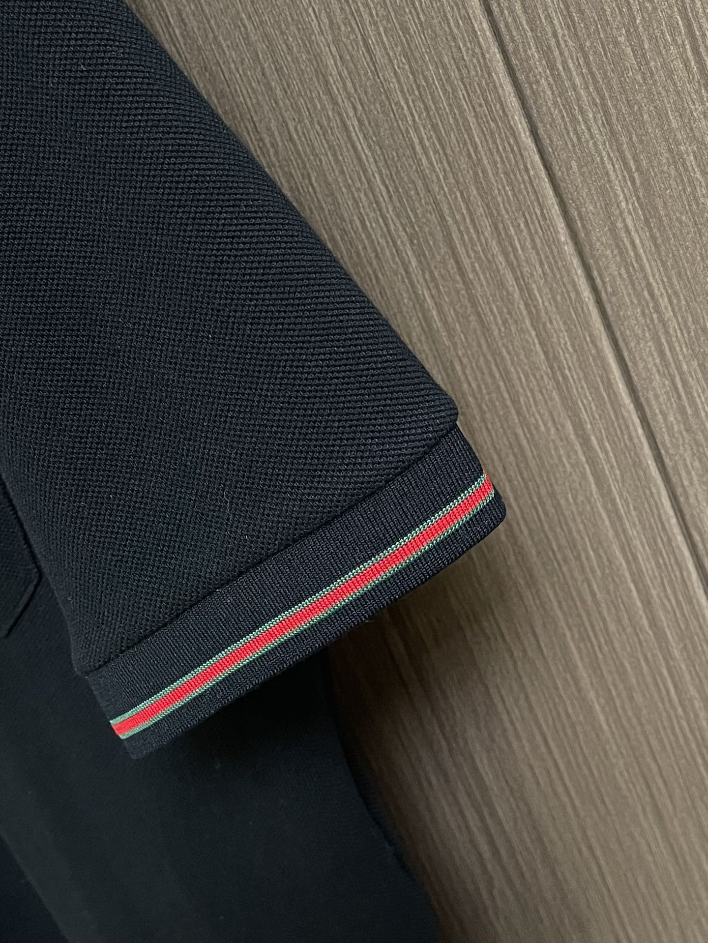 GUCCI 徽标领口短袖POLO，采用定制高密度珠地面料，克重240g，经过12道水洗工序＋高温定型，不