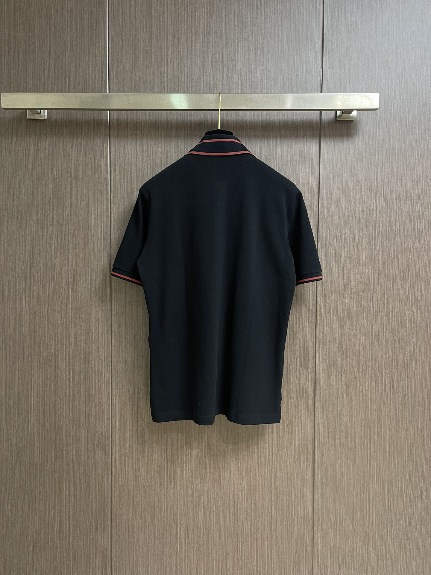 GUCCI 徽标领口短袖POLO，采用定制高密度珠地面料，克重240g，经过12道水洗工序＋高温定型，不