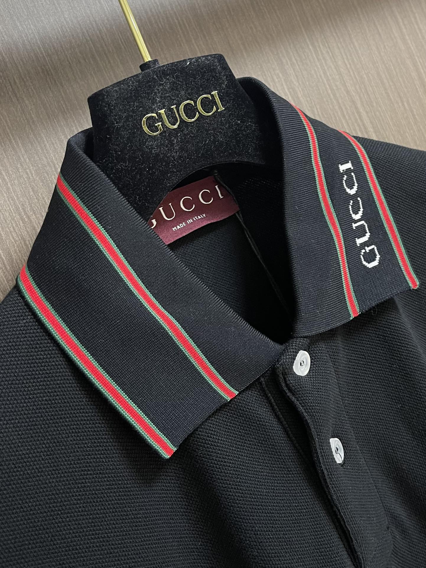 GUCCI 徽标领口短袖POLO，采用定制高密度珠地面料，克重240g，经过12道水洗工序＋高温定型，不