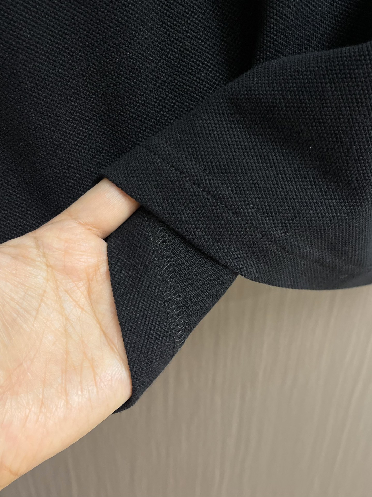 GUCCI 徽标领口短袖POLO，采用定制高密度珠地面料，克重240g，经过12道水洗工序＋高温定型，不