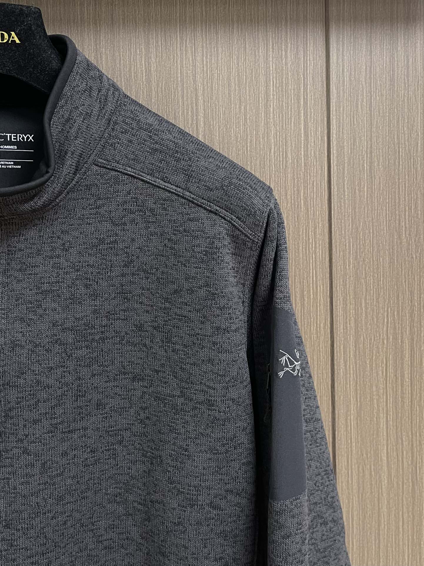 ARCTERYX 始祖鸟 Covert薄款抓绒立领外套，科技机能拉链春秋季重磅系类。Aenex科技面料，