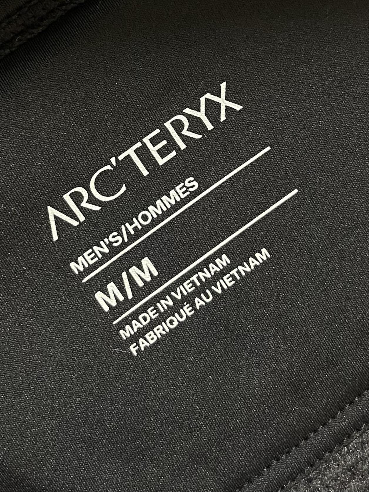 ARCTERYX 始祖鸟 Covert薄款抓绒立领外套，科技机能拉链春秋季重磅系类。Aenex科技面料，