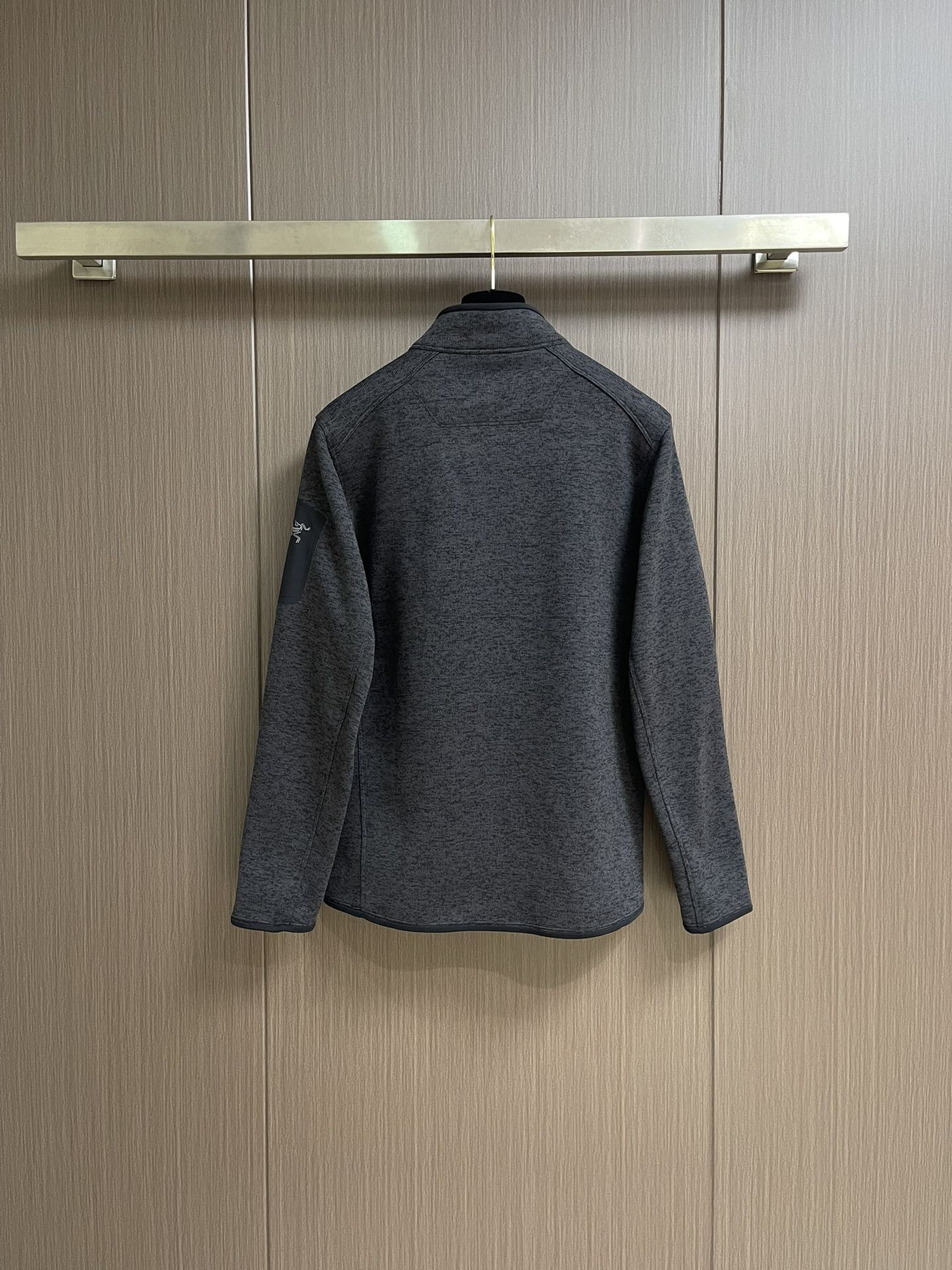 ARCTERYX 始祖鸟 Covert薄款抓绒立领外套，科技机能拉链春秋季重磅系类。Aenex科技面料，