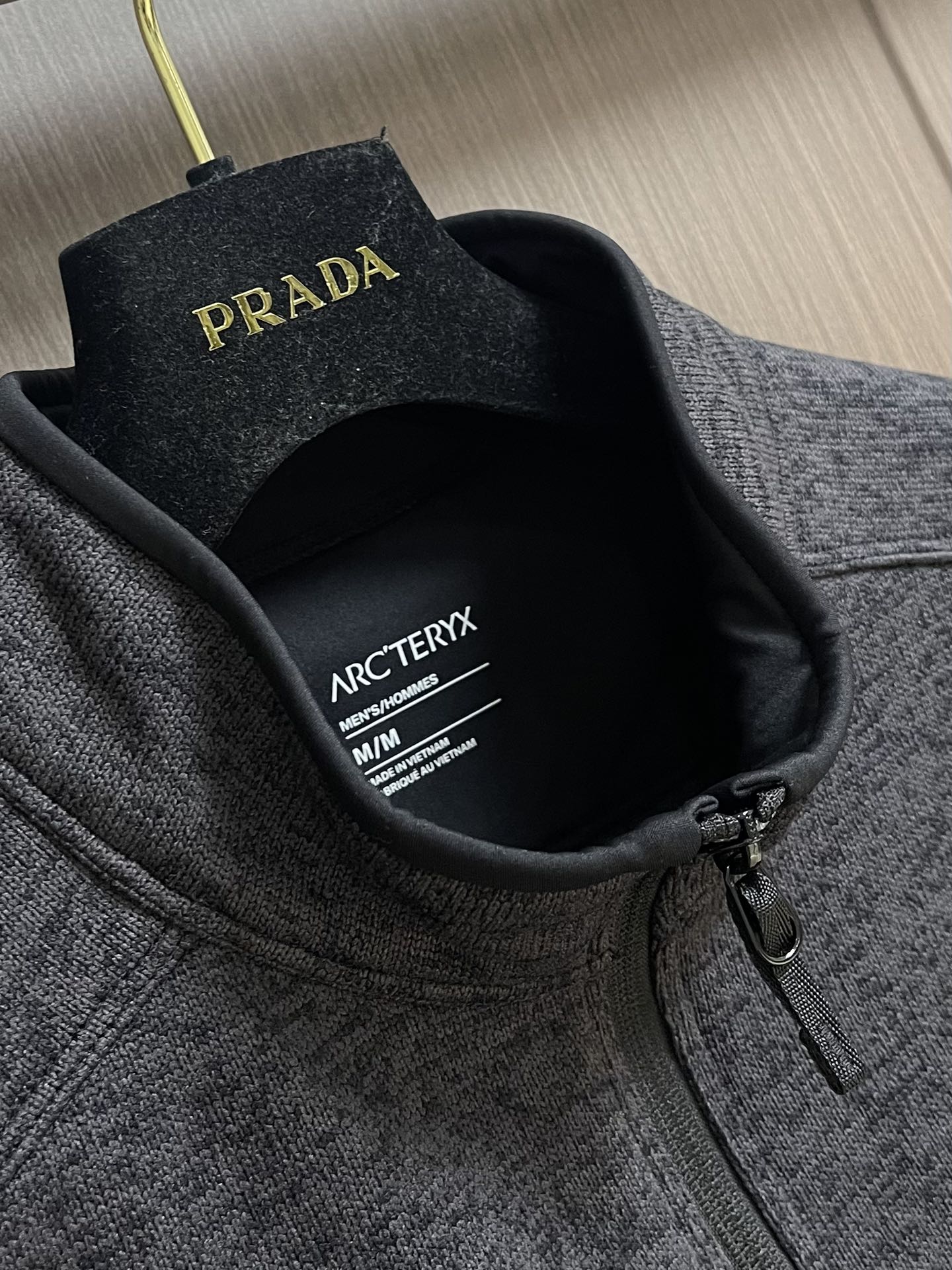ARCTERYX 始祖鸟 Covert薄款抓绒立领外套，科技机能拉链春秋季重磅系类。Aenex科技面料，