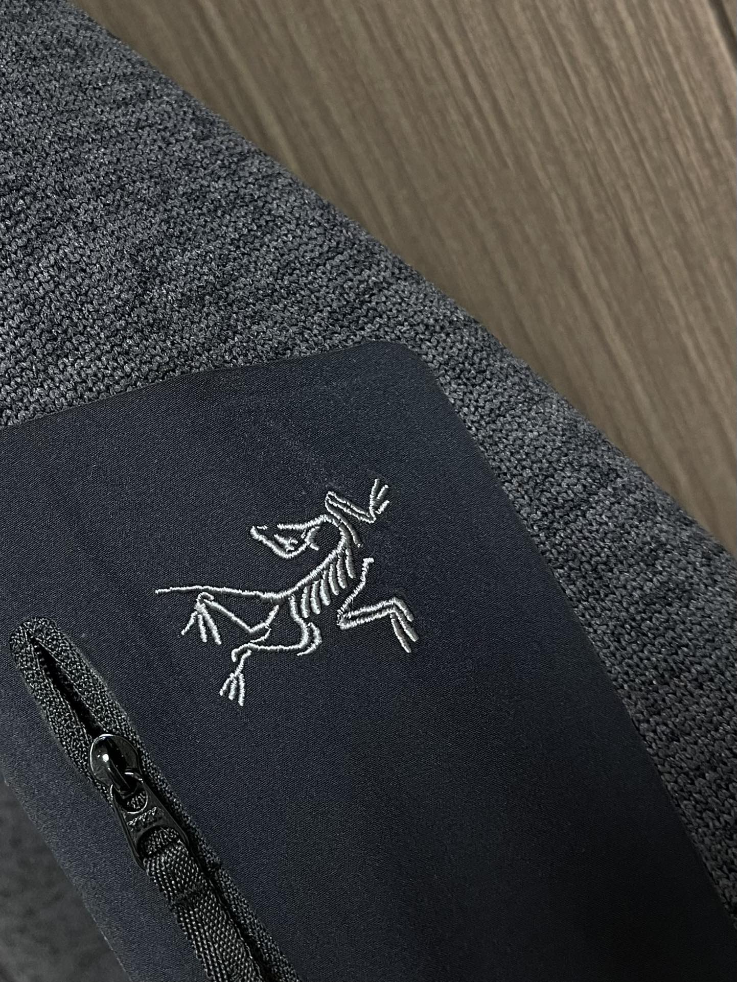 ARCTERYX 始祖鸟 Covert薄款抓绒立领外套，科技机能拉链春秋季重磅系类。Aenex科技面料，