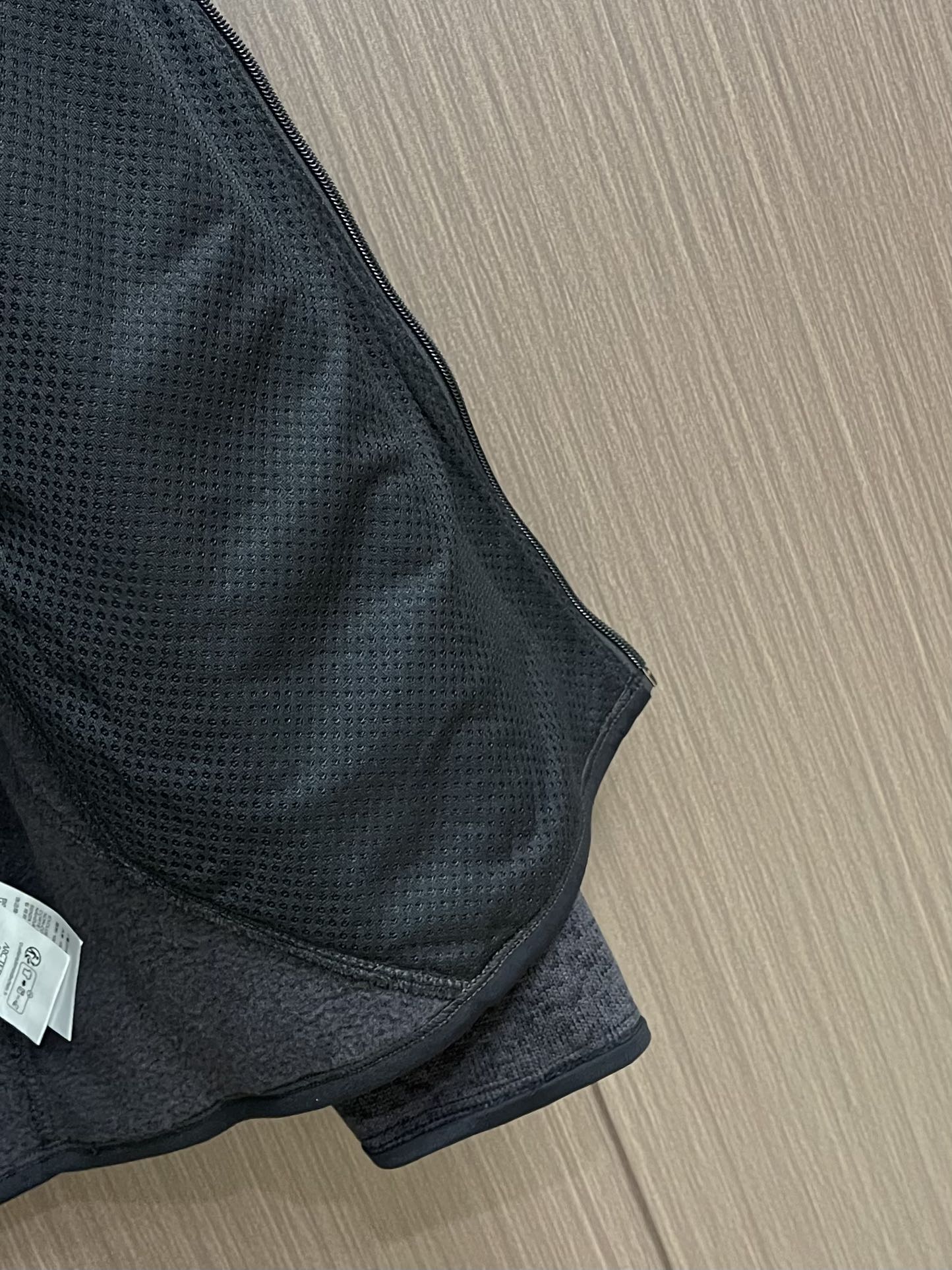 ARCTERYX 始祖鸟 Covert薄款抓绒立领外套，科技机能拉链春秋季重磅系类。Aenex科技面料，