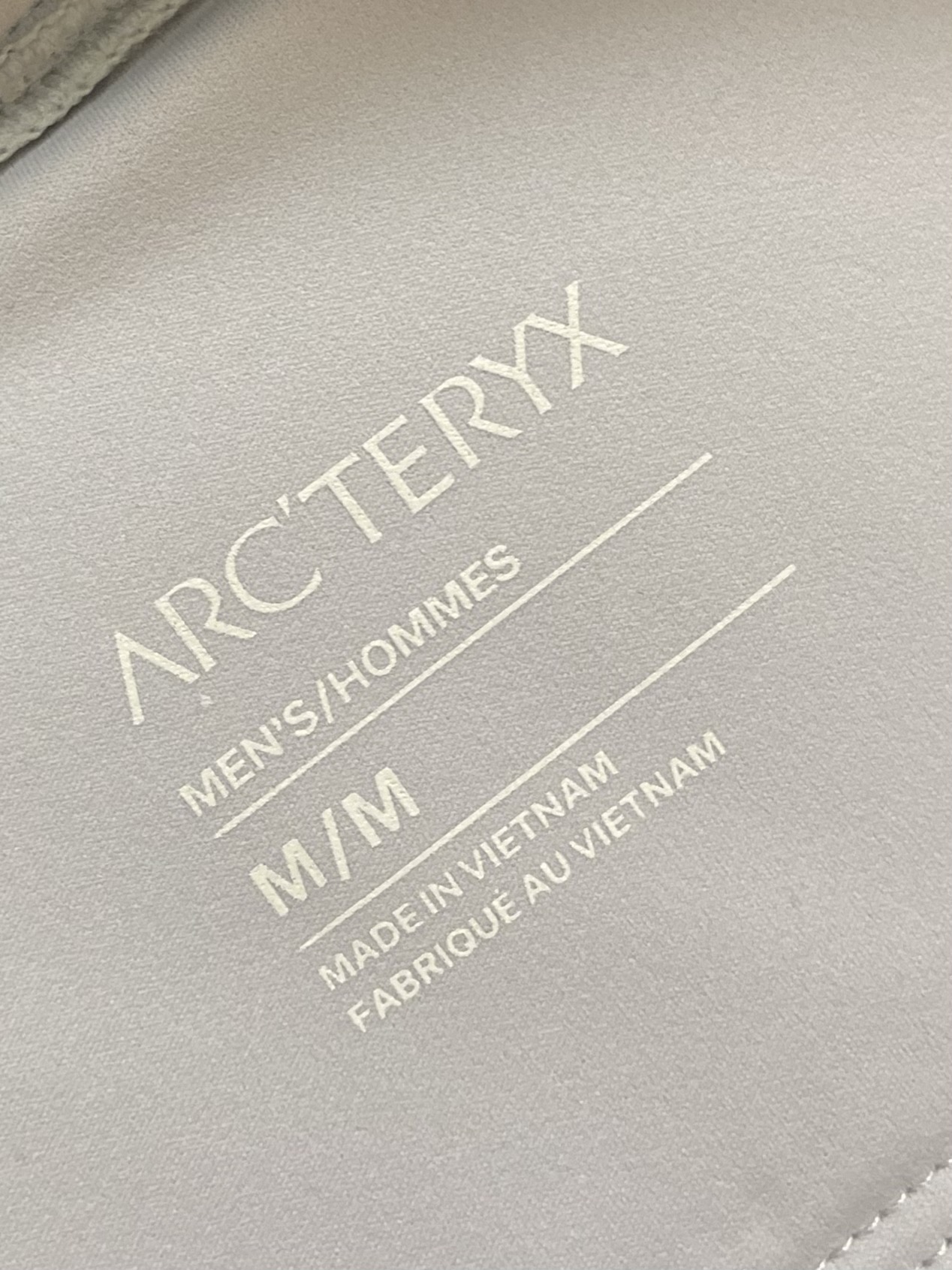 ARCTERYX 始祖鸟 Covert薄款抓绒立领外套，科技机能拉链春秋季重磅系类。Aenex科技面料，