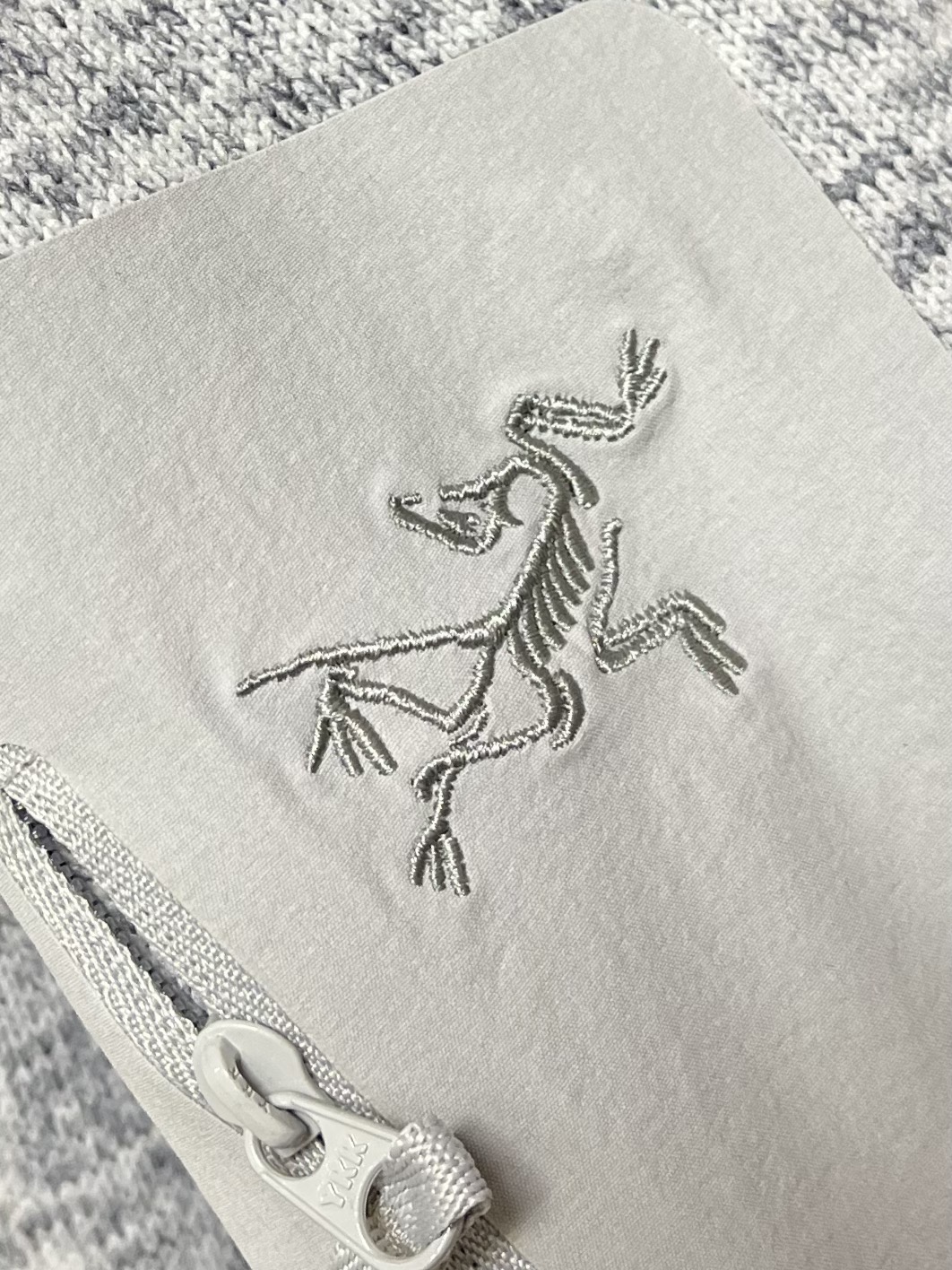 ARCTERYX 始祖鸟 Covert薄款抓绒立领外套，科技机能拉链春秋季重磅系类。Aenex科技面料，
