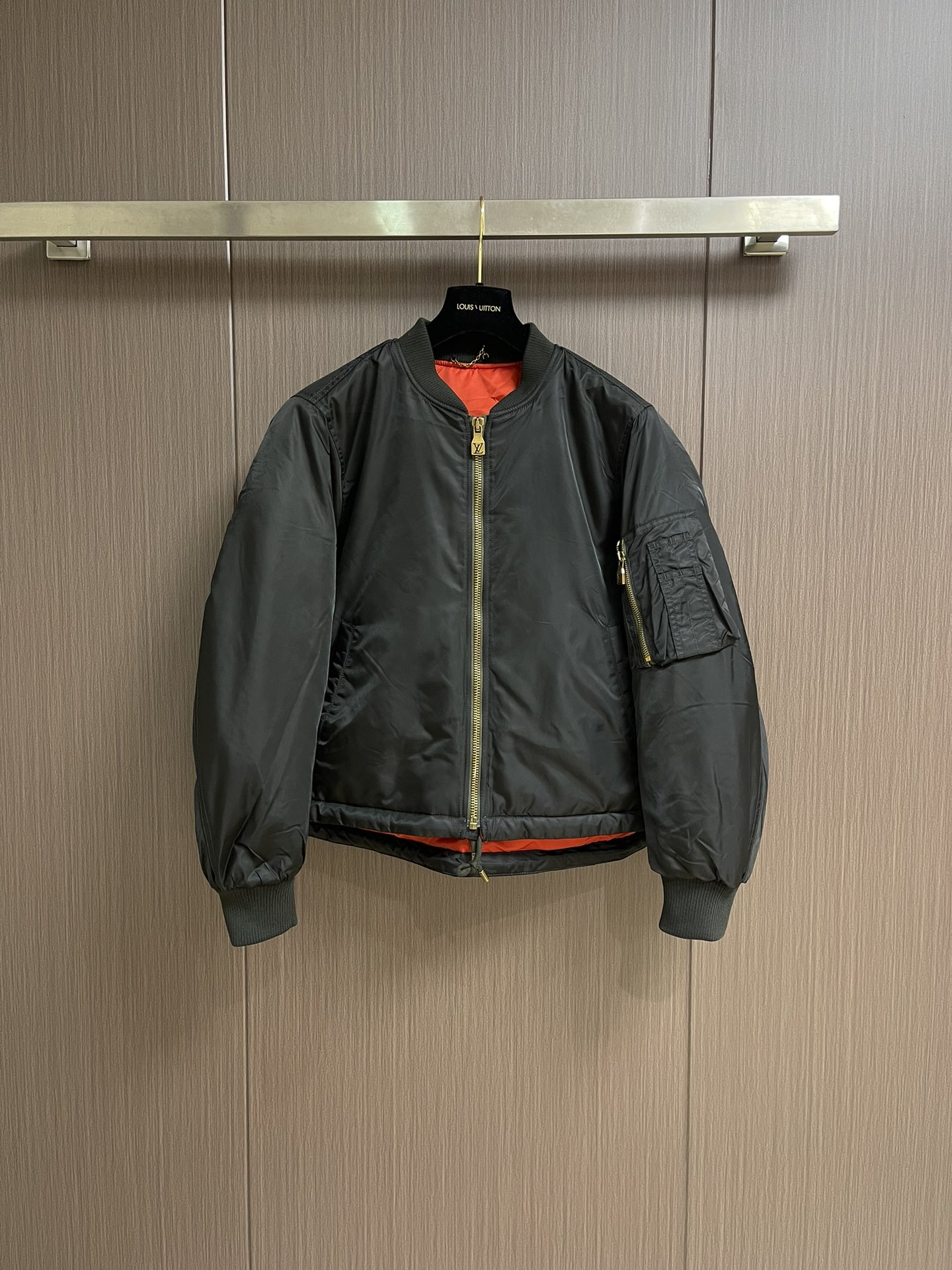 LV 2025ss新款立领长袖飞行棉服夹克，防风斜纹面料塑造短款剪裁，衣袖拉链开合口袋设计，内里亮色里布