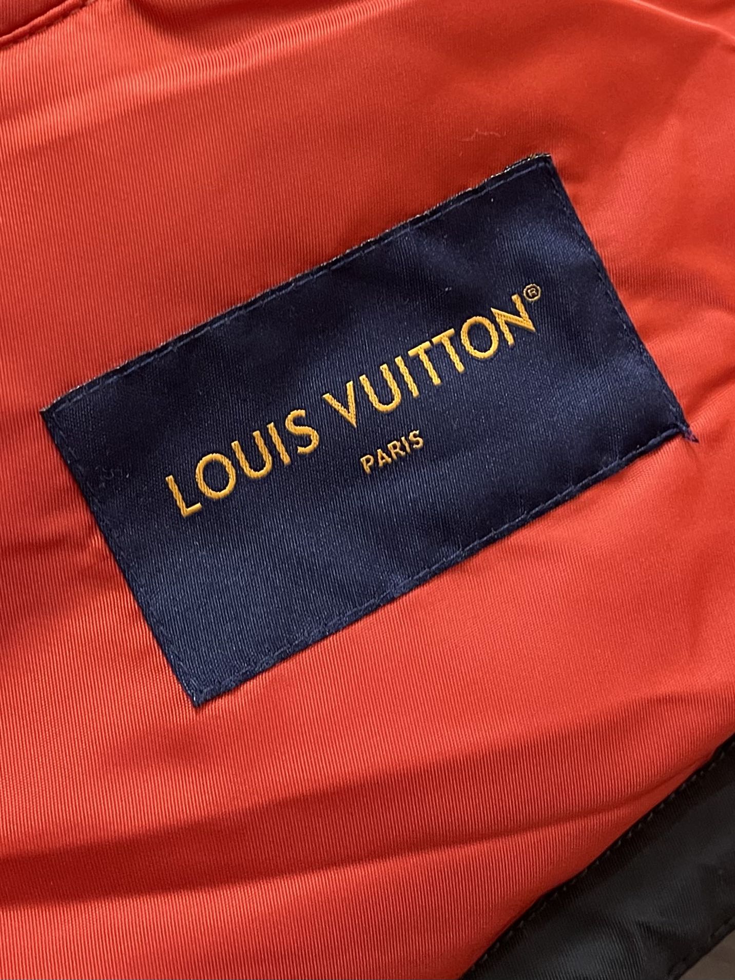 LV 2025ss新款立领长袖飞行棉服夹克，防风斜纹面料塑造短款剪裁，衣袖拉链开合口袋设计，内里亮色里布