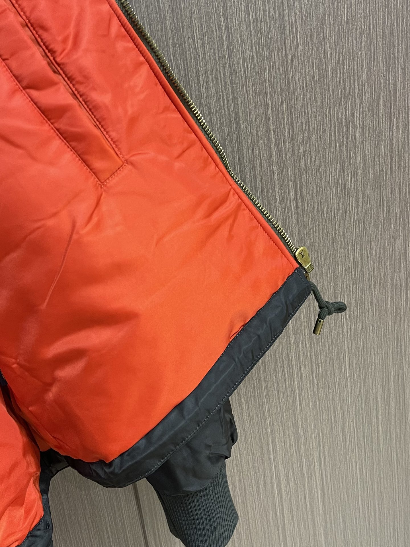 LV 2025ss新款立领长袖飞行棉服夹克，防风斜纹面料塑造短款剪裁，衣袖拉链开合口袋设计，内里亮色里布