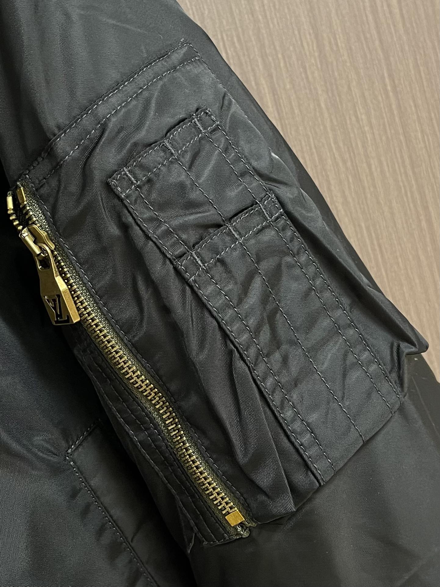 LV 2025ss新款立领长袖飞行棉服夹克，防风斜纹面料塑造短款剪裁，衣袖拉链开合口袋设计，内里亮色里布