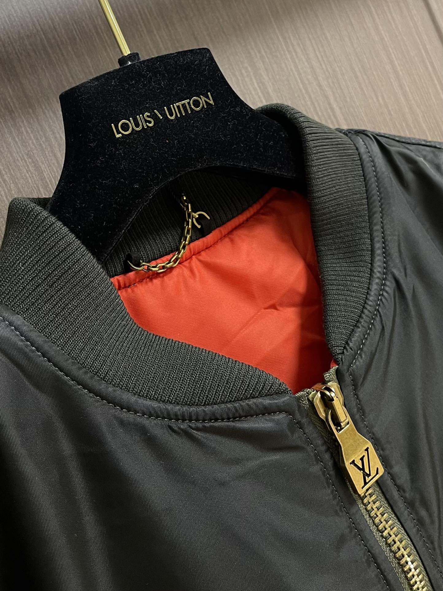 LV 2025ss新款立领长袖飞行棉服夹克，防风斜纹面料塑造短款剪裁，衣袖拉链开合口袋设计，内里亮色里布