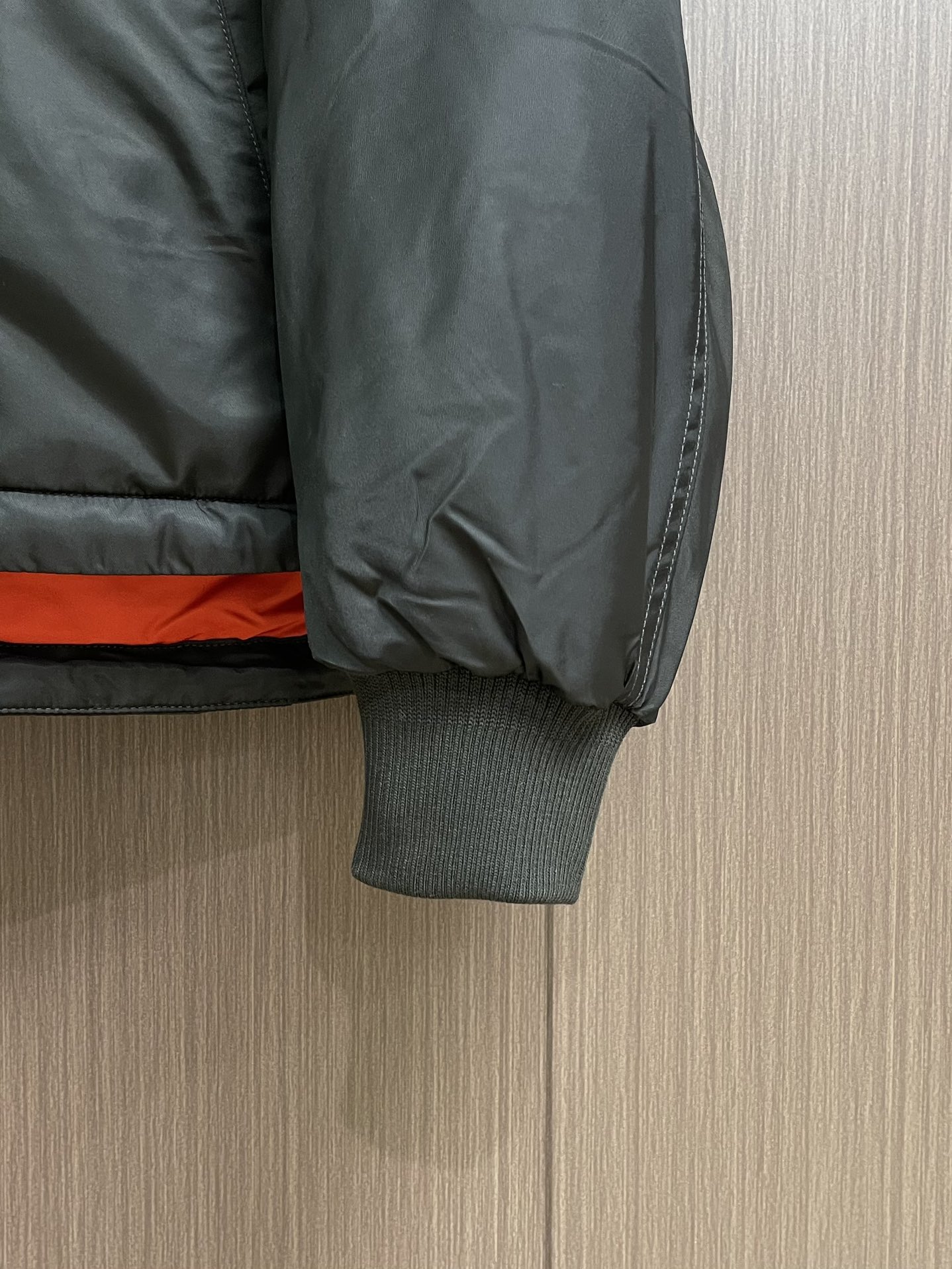 LV 2025ss新款立领长袖飞行棉服夹克，防风斜纹面料塑造短款剪裁，衣袖拉链开合口袋设计，内里亮色里布