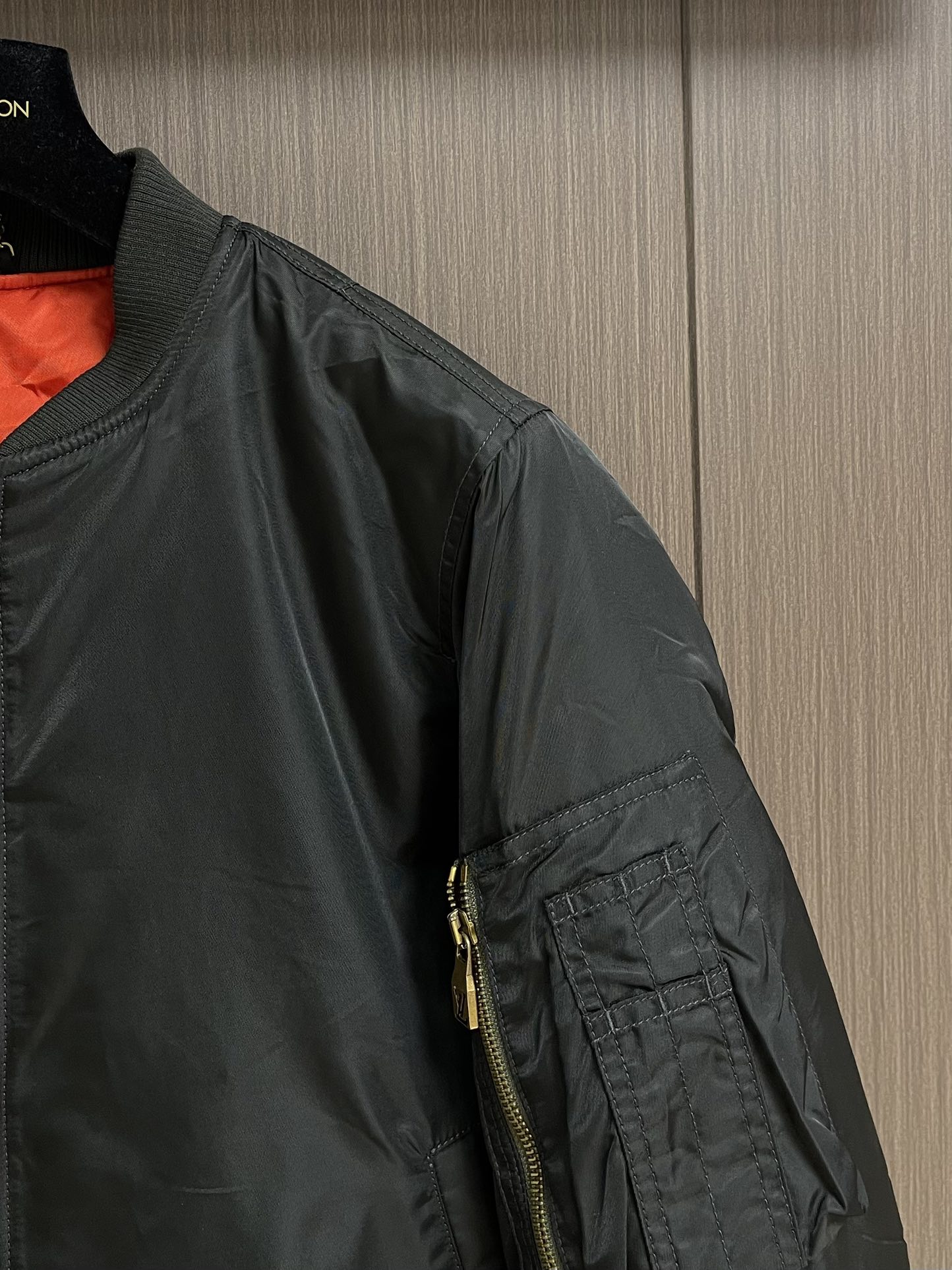 LV 2025ss新款立领长袖飞行棉服夹克，防风斜纹面料塑造短款剪裁，衣袖拉链开合口袋设计，内里亮色里布